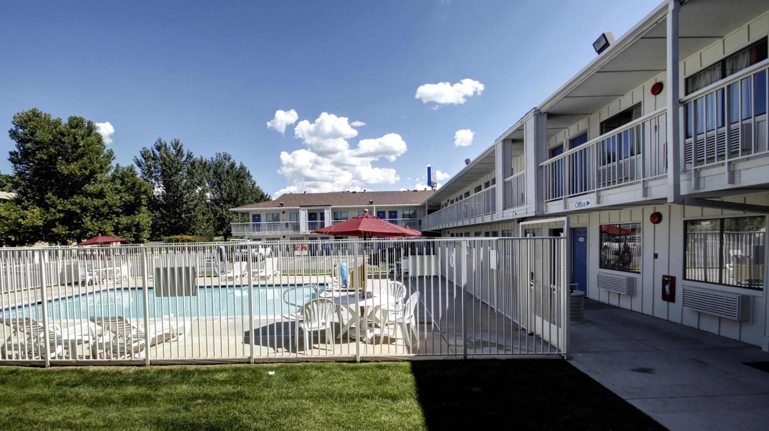 Super 8 by Wyndham Woods Cross - Salt Lake City North