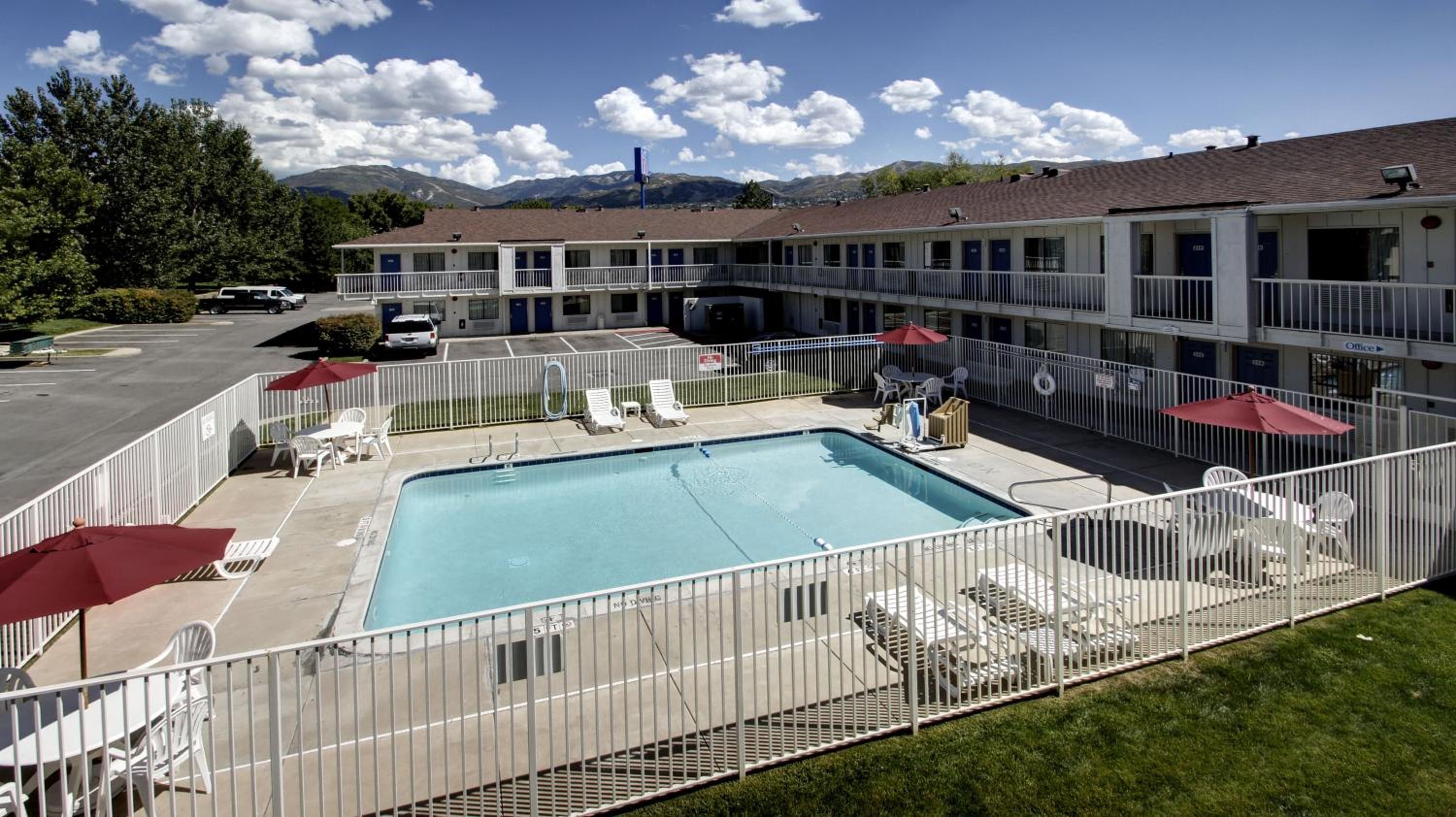 Super 8 by Wyndham Woods Cross - Salt Lake City North