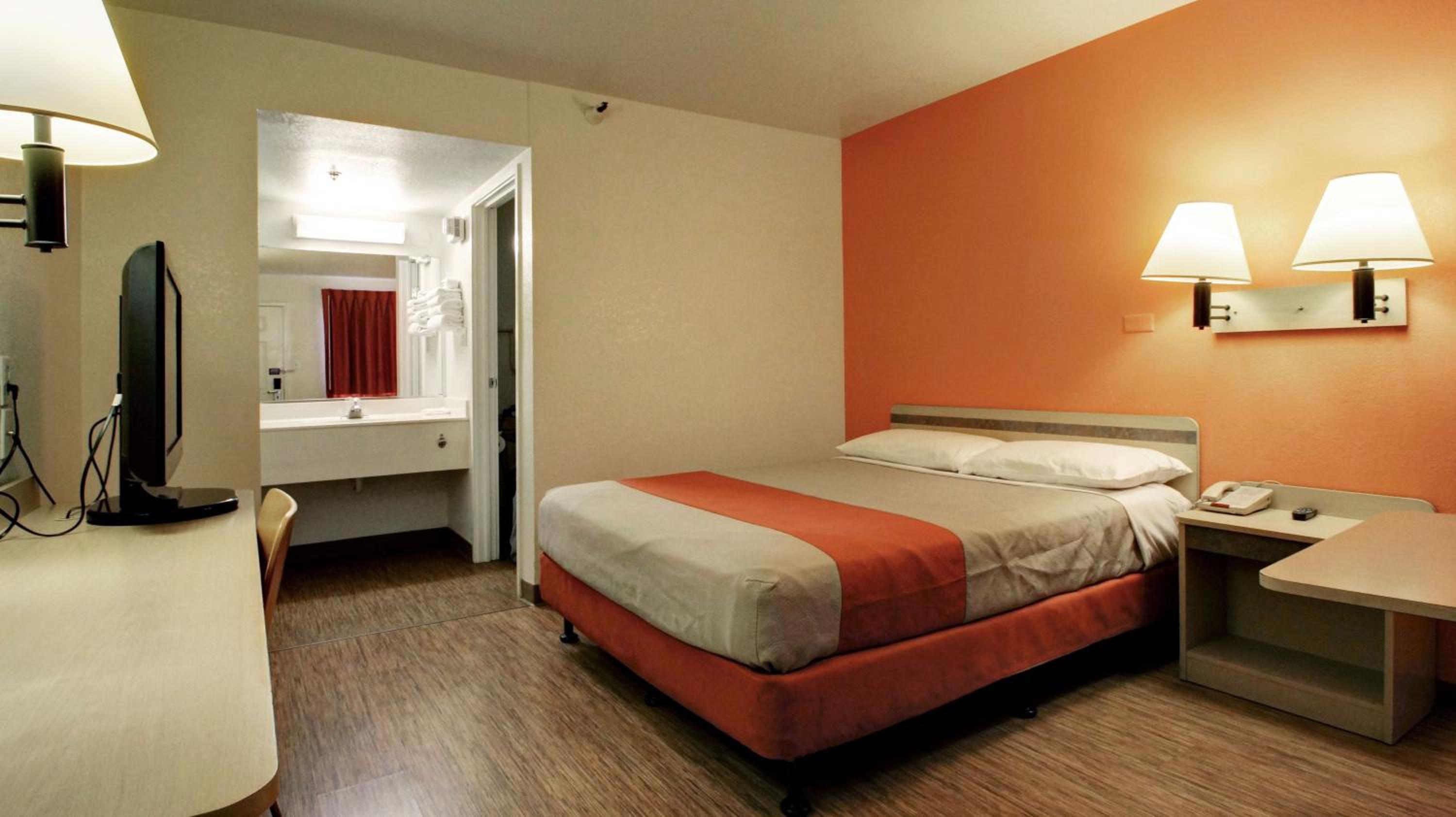Super 8 by Wyndham Woods Cross - Salt Lake City North
