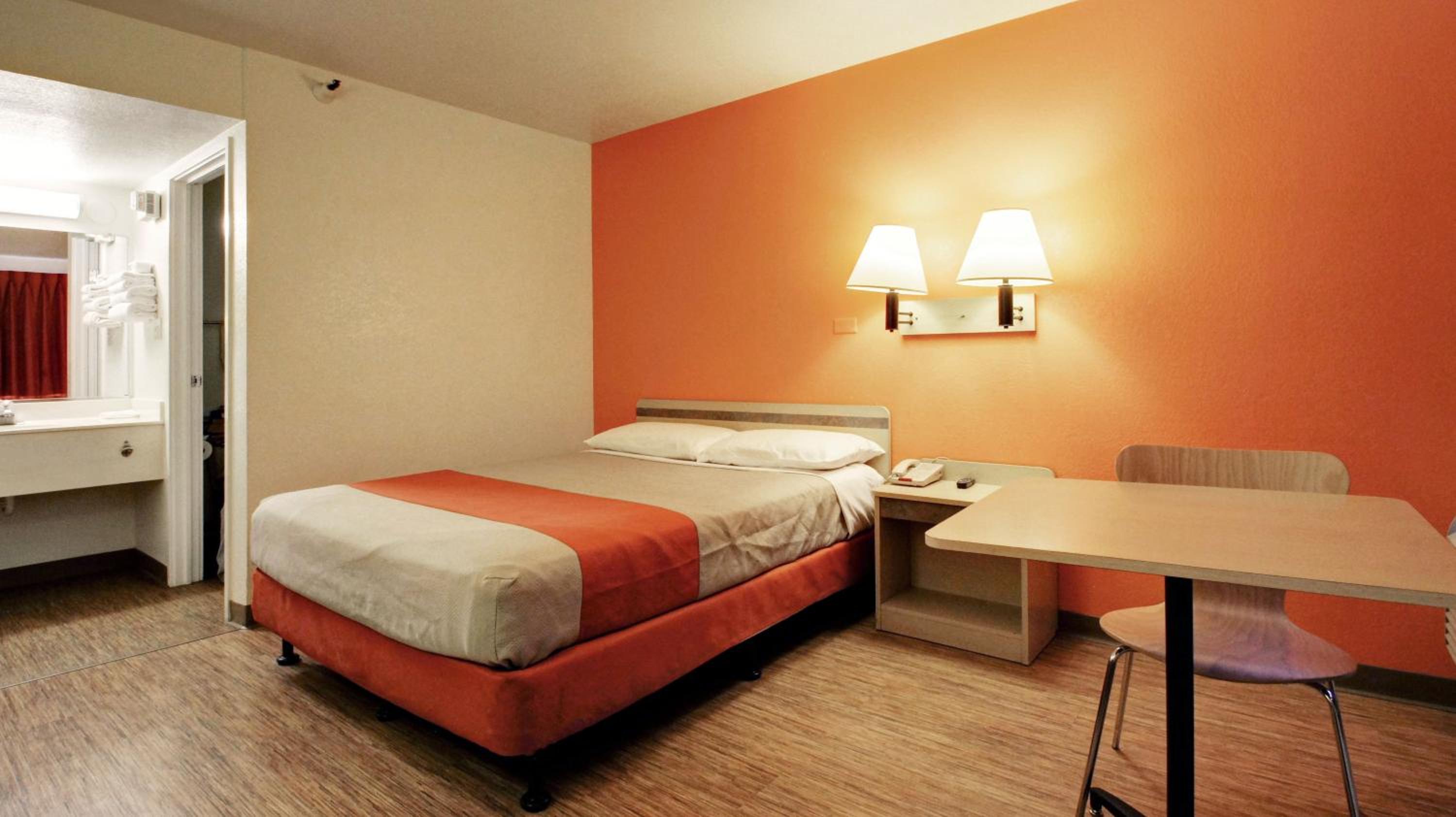 Super 8 by Wyndham Woods Cross - Salt Lake City North