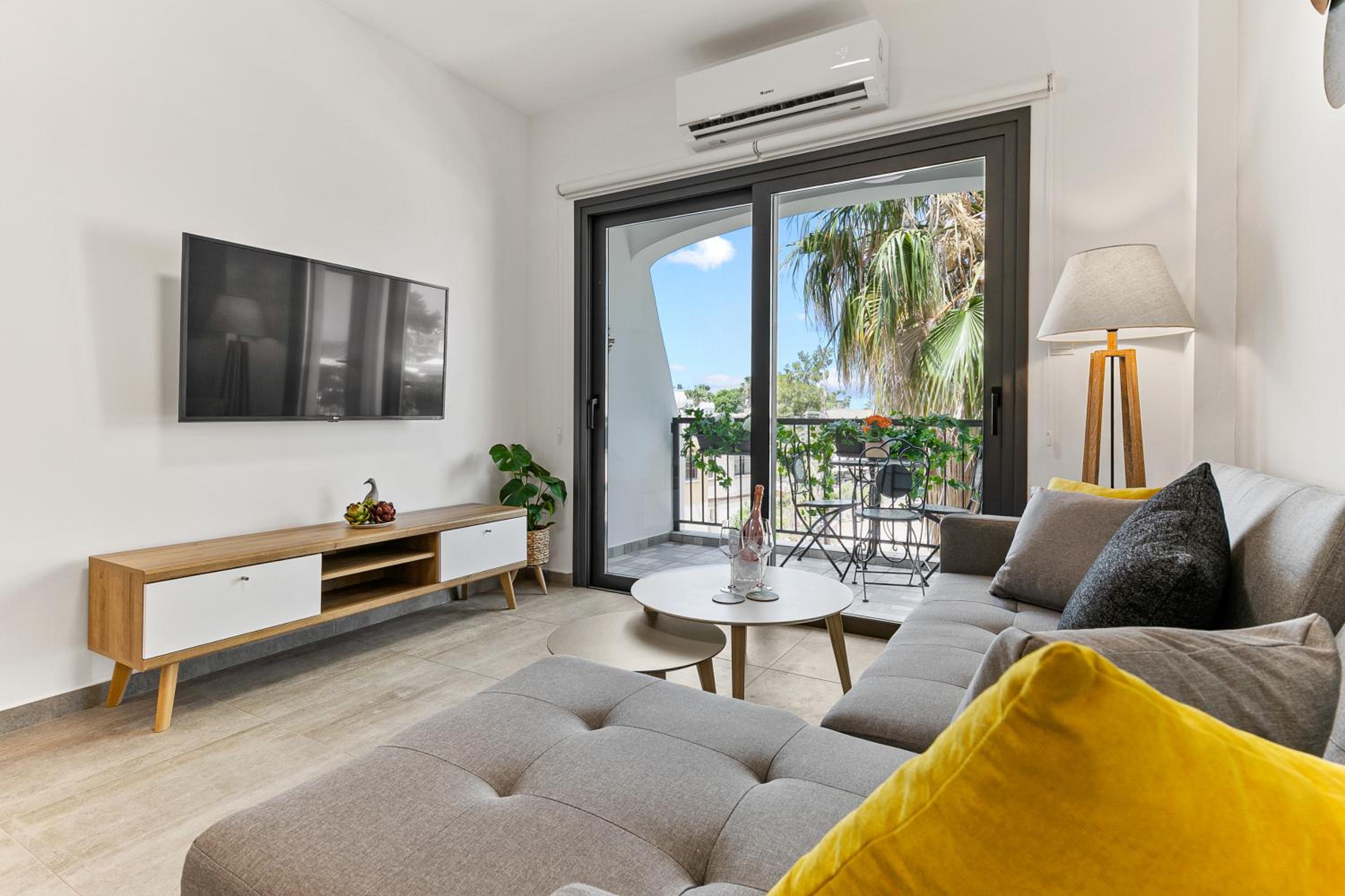 Dreamy 2 bed apartment by the sea view 3