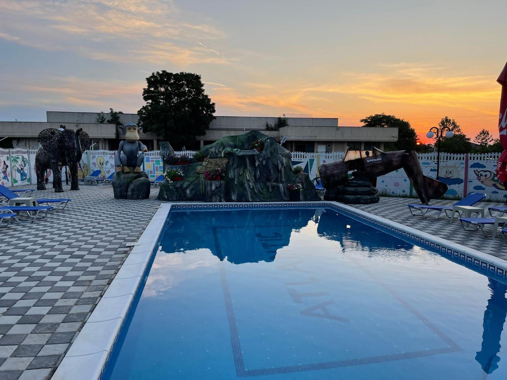 swimming pool