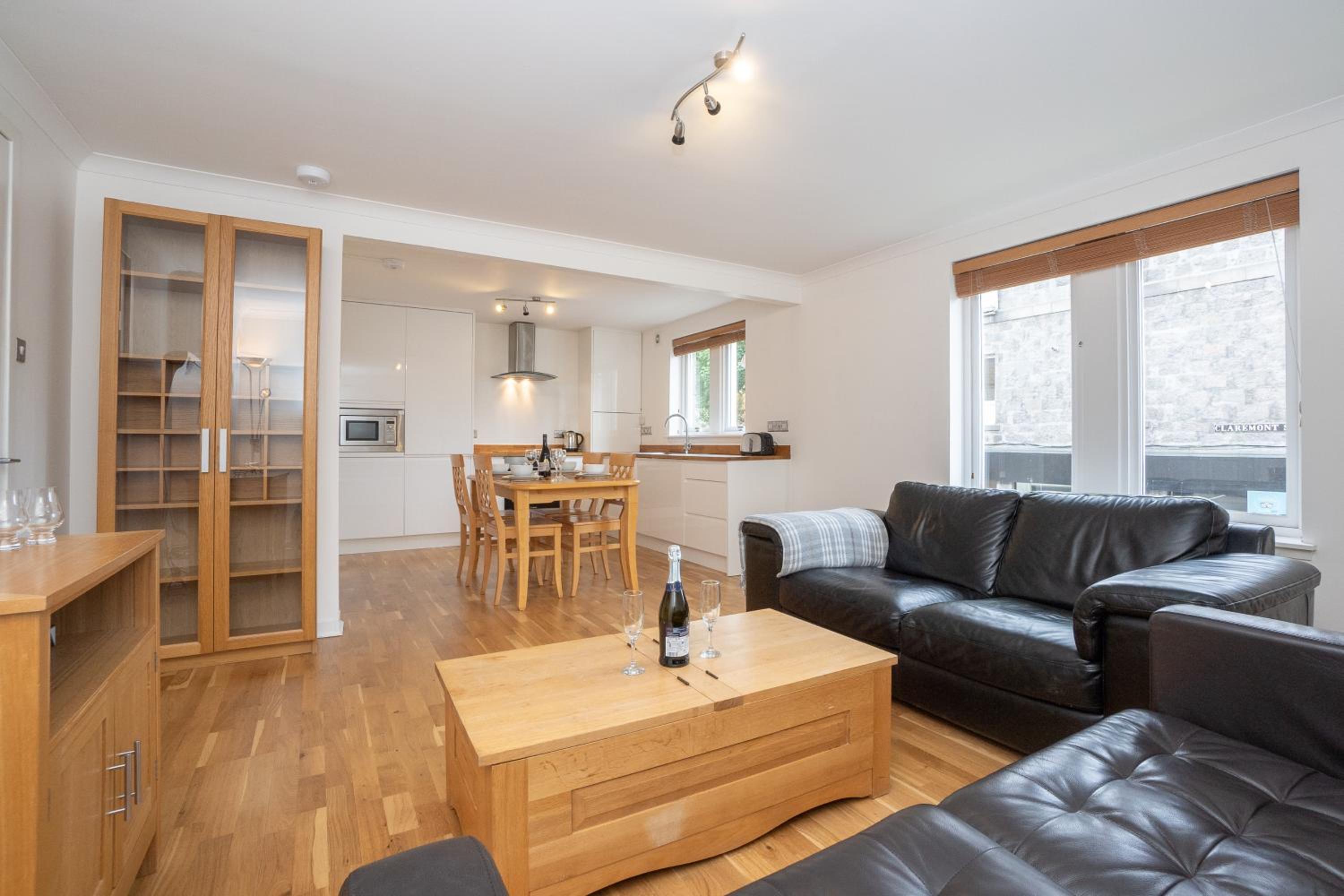 Out LEZ Zone, Free Allocated Parking Space at Rear Entrance, Fast WIFI, Ideal for Long Term Contractor, Corporate, etc Stays, Housekeeping Option, Dwellcom view 2