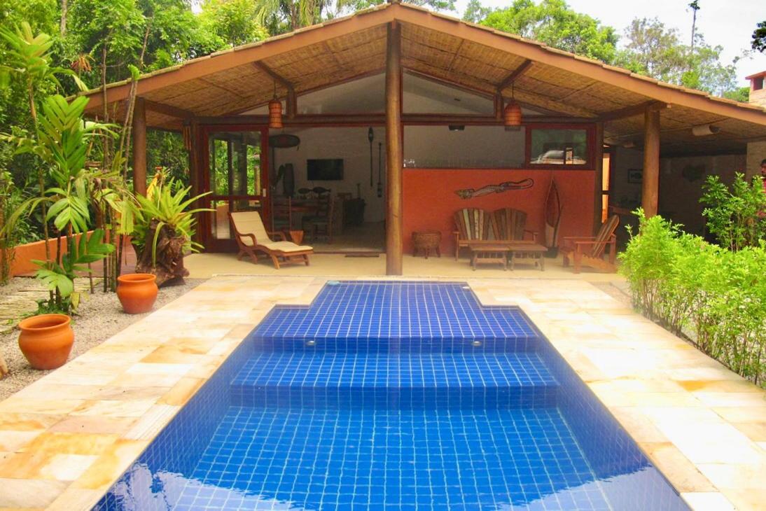 Casa com piscina a poucos minutos da praia