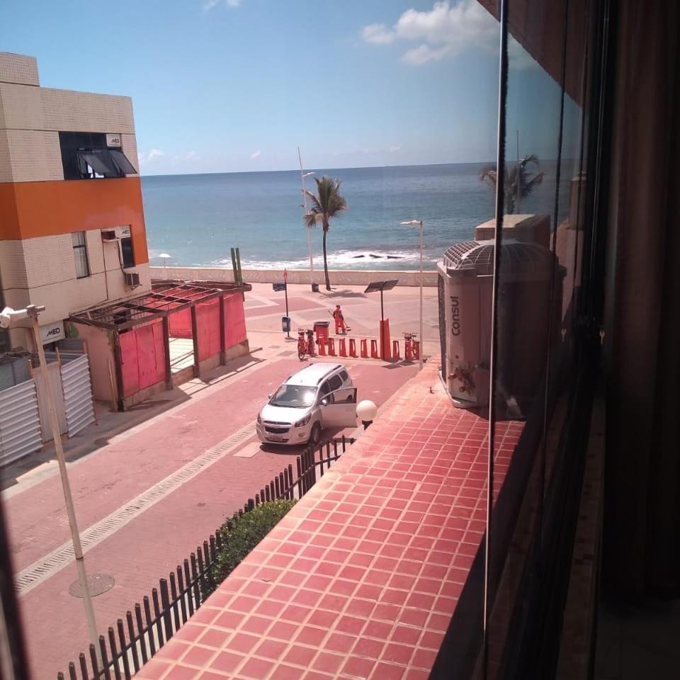 Farol Barra Flat. Vista Mar no Circuito do Carnaval . Em frente a praia.