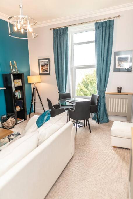 2A Redcliffe - Stunning quiet apartment by the sea view 3