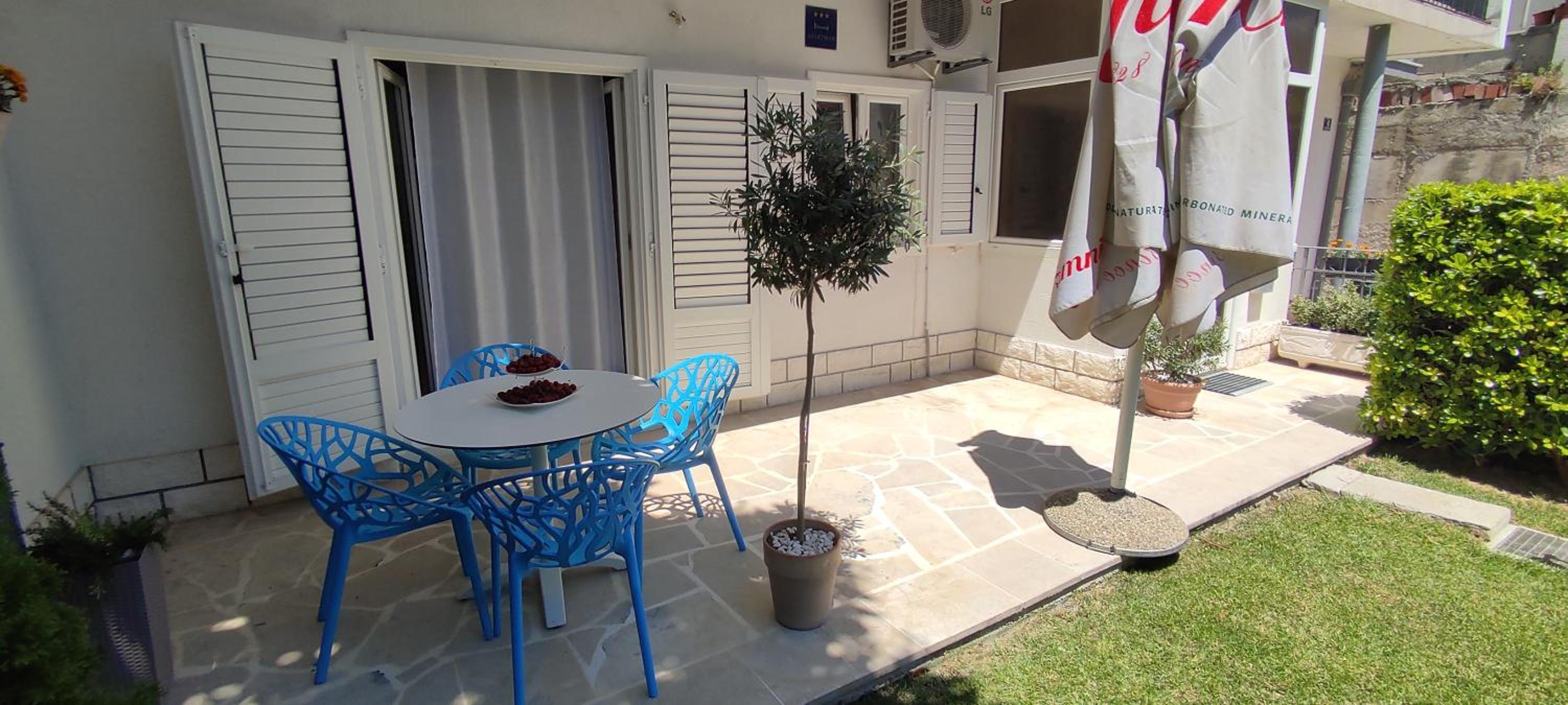 Apartment Garden Residence with private parking view 2