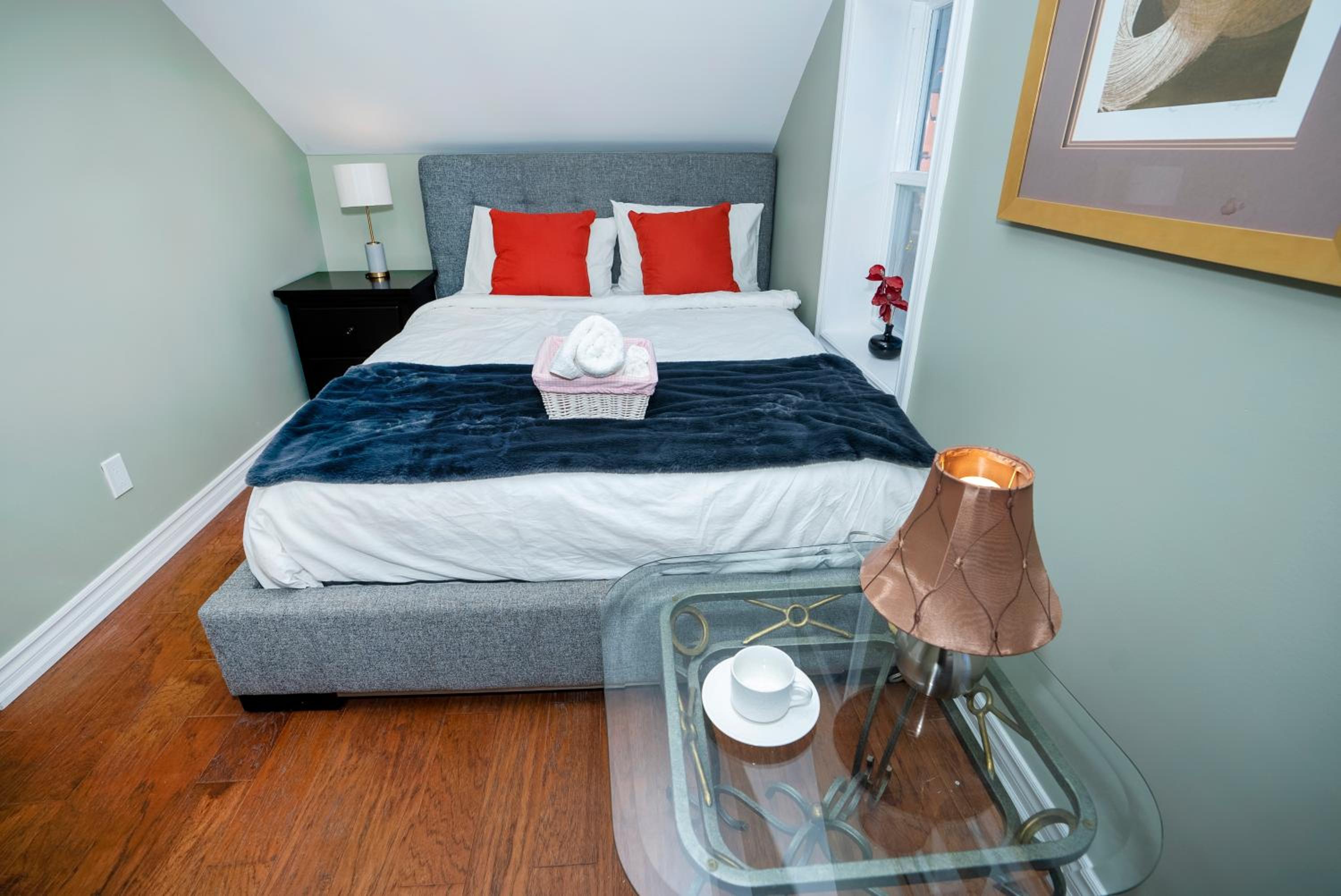 Cute 2-story, 2-bdrm Loft, Mins to Beach and Lake view 2
