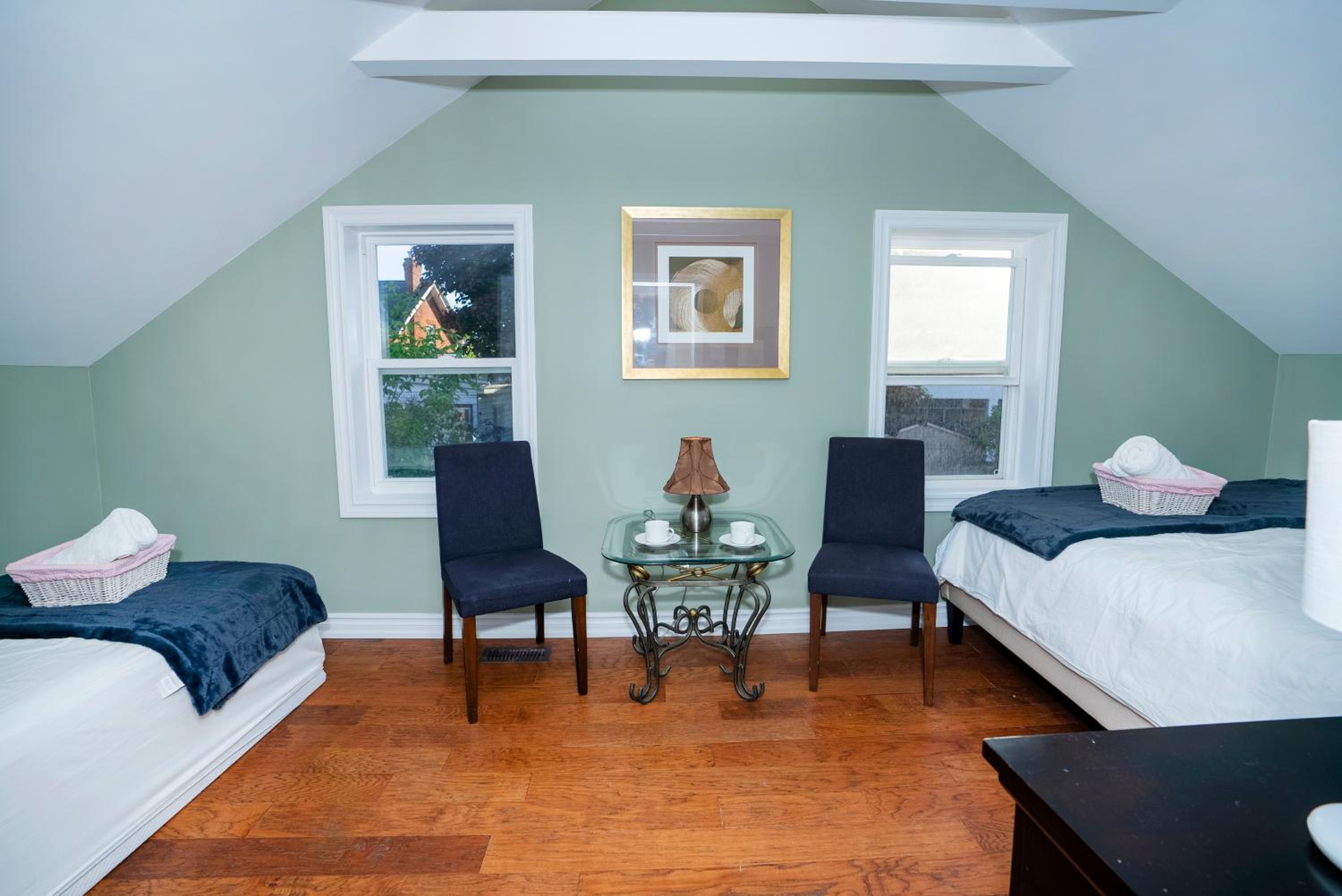Cute 2-story, 2-bdrm Loft, Mins to Beach and Lake view 5