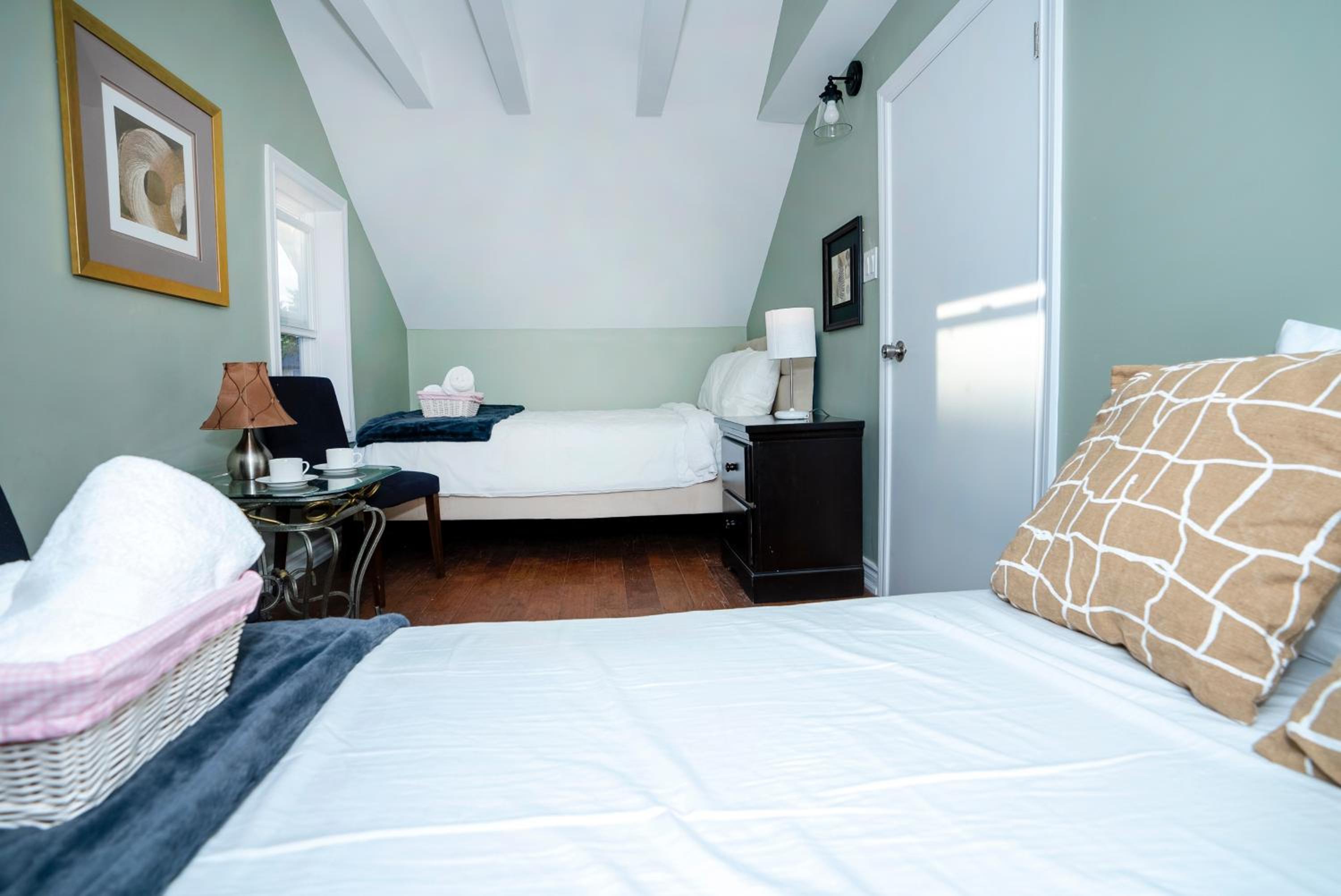 Cute 2-story, 2-bdrm Loft, Mins to Beach and Lake view 3