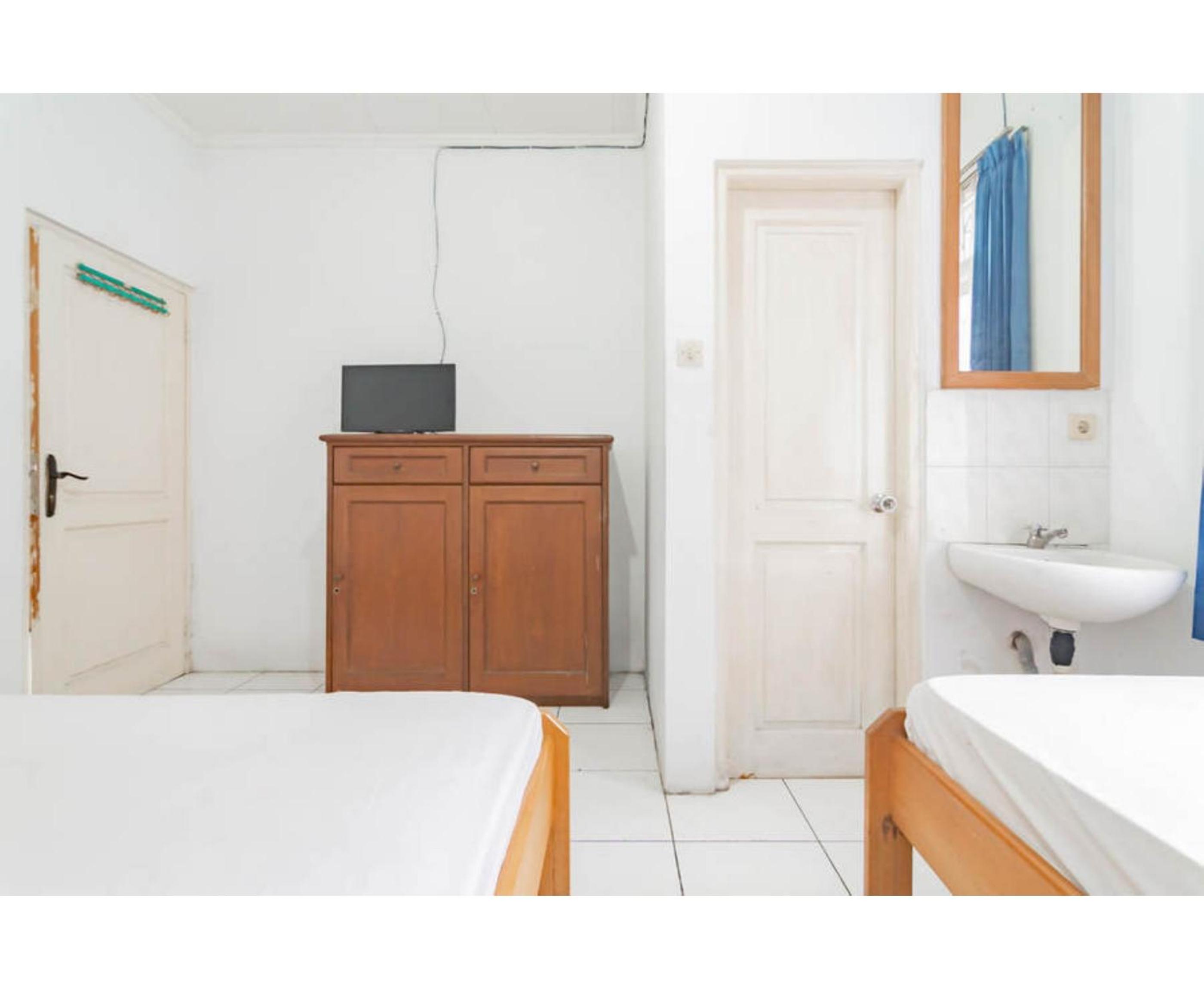 Pall Inn Puncak Mitra RedDoorz view 4