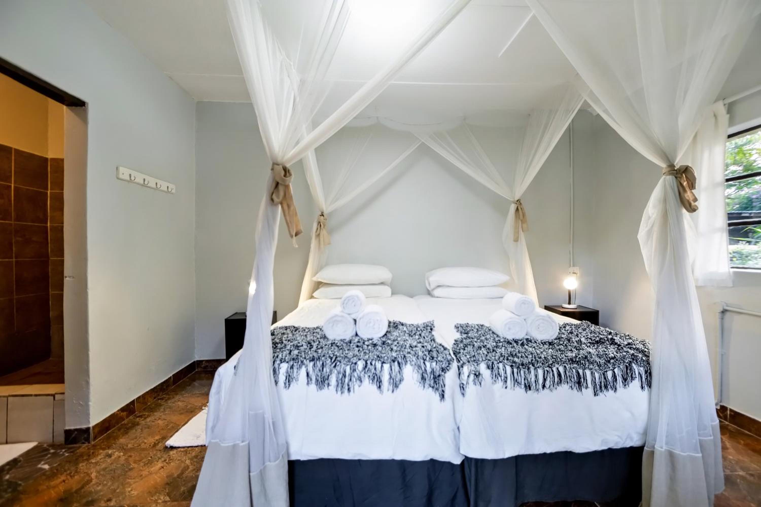 Shoestrings Backpackers Lodge Vic Falls