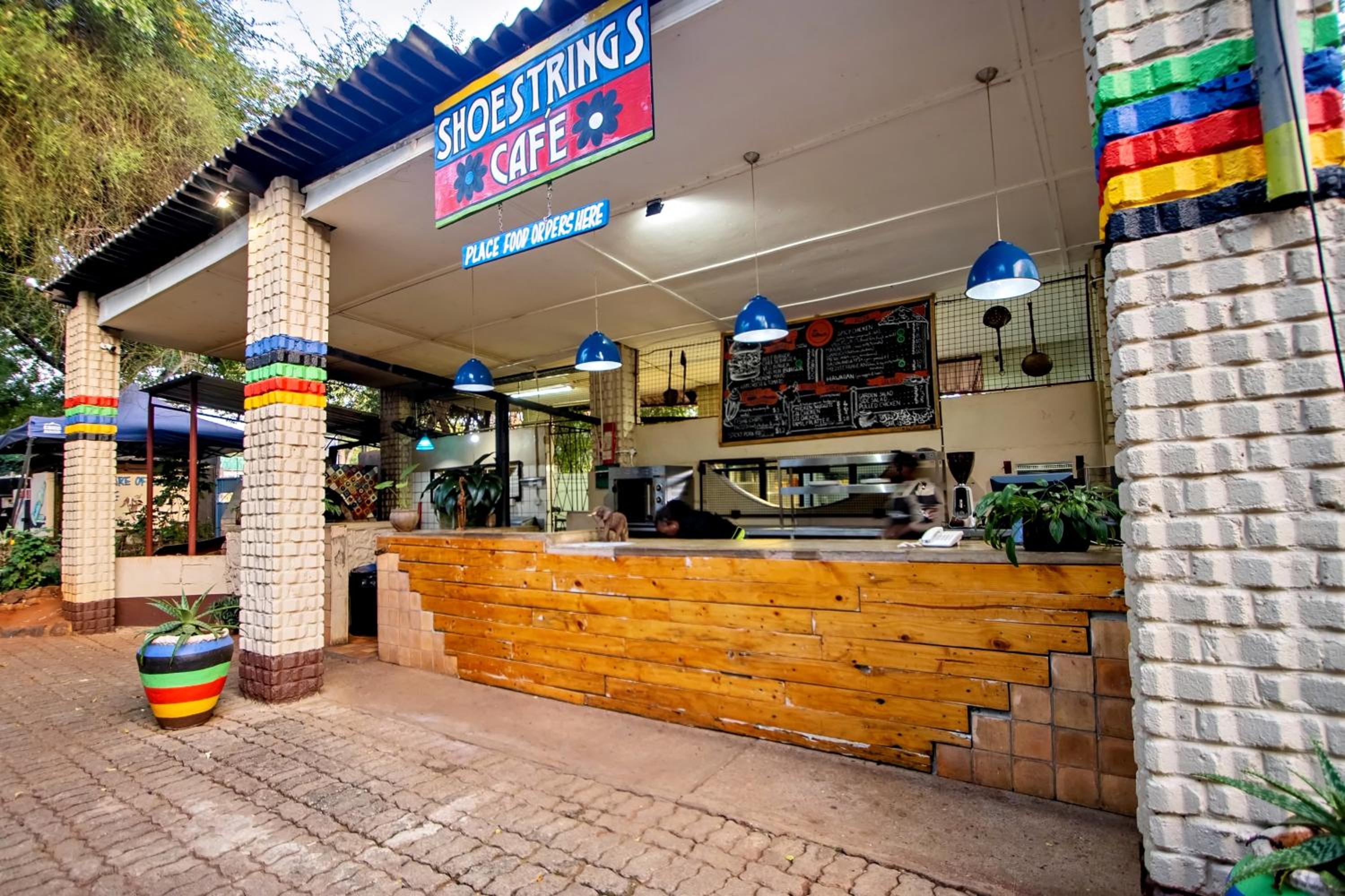 Shoestrings Backpackers Lodge Vic Falls