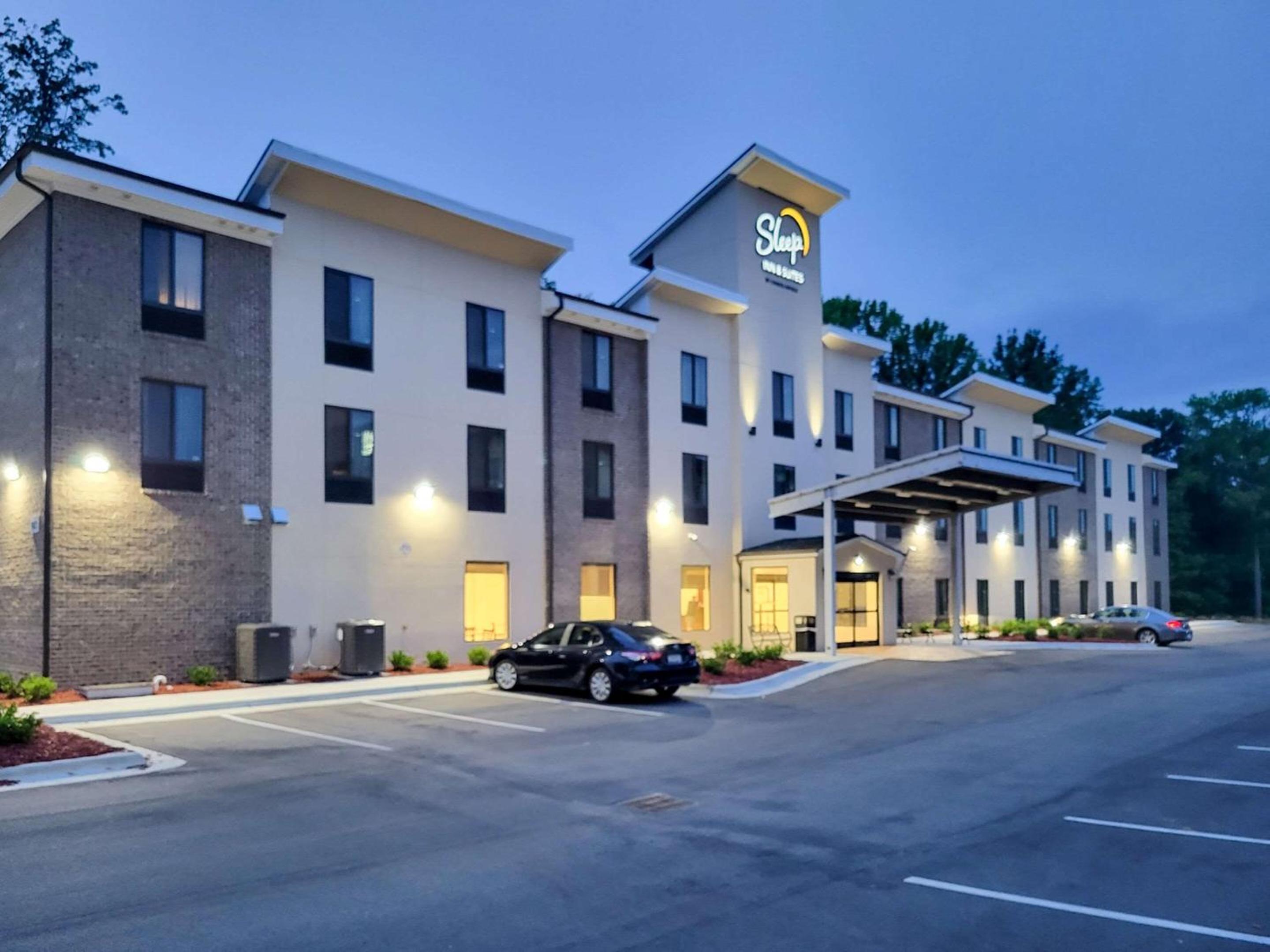 Hotel Sleep Inn Greensboro - Coliseum Area - Image 1