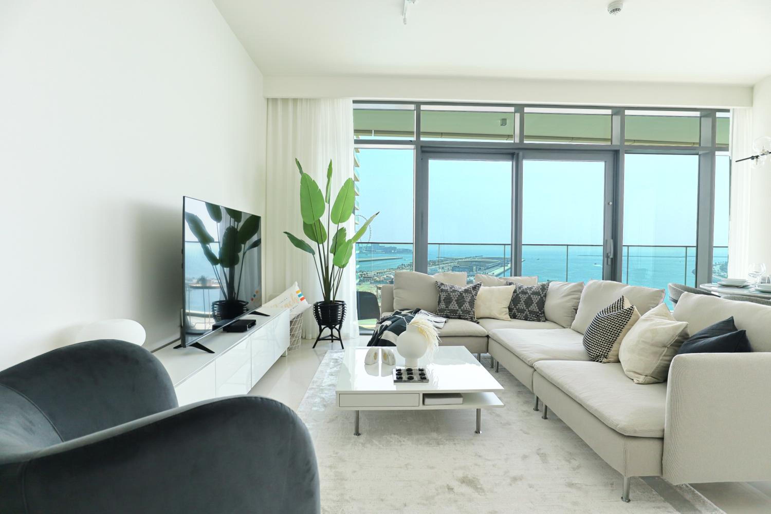 HiGuests - Superlative apt with private beach access
