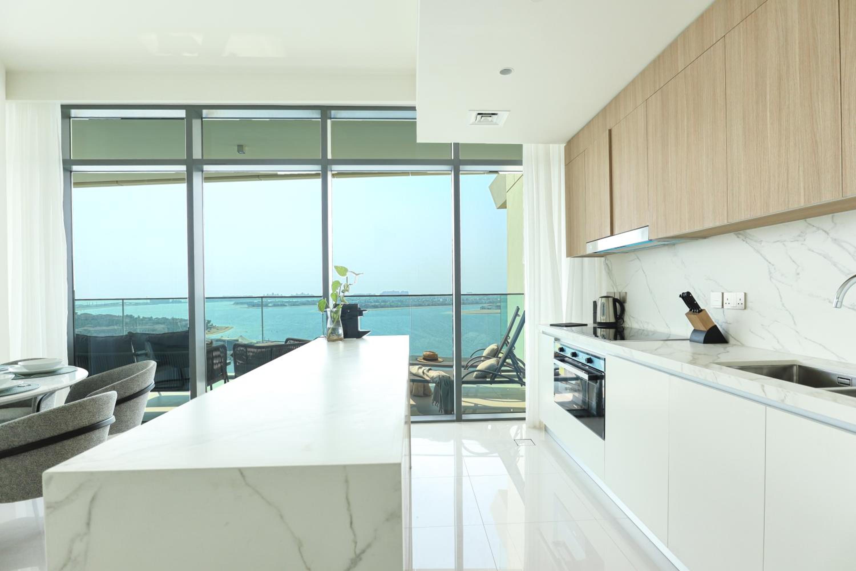 HiGuests - Superlative apt with private beach access