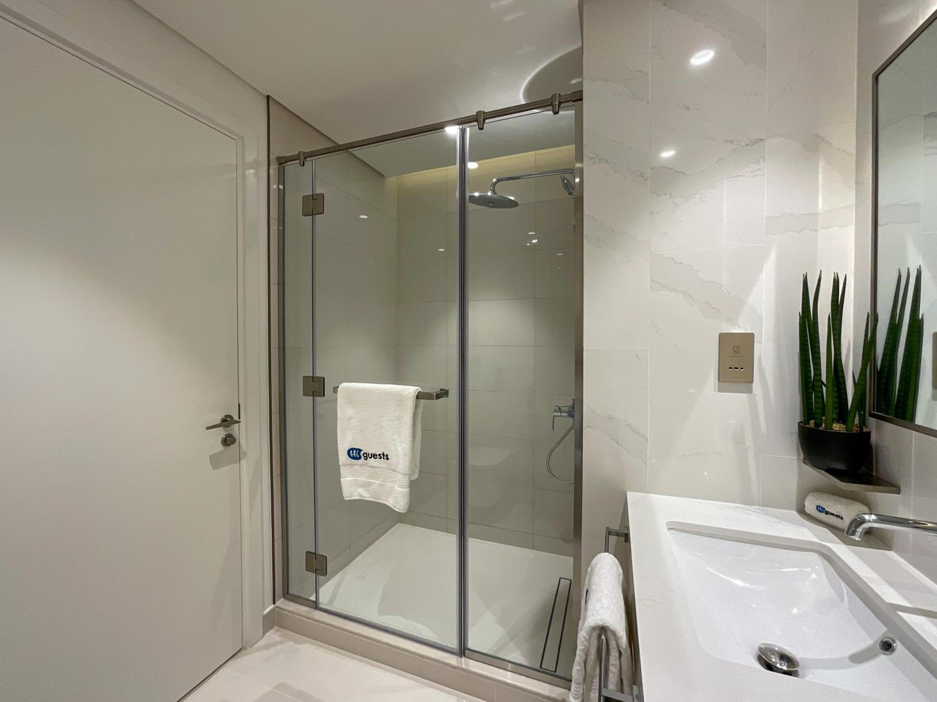 HiGuests - Superlative apt with private beach access