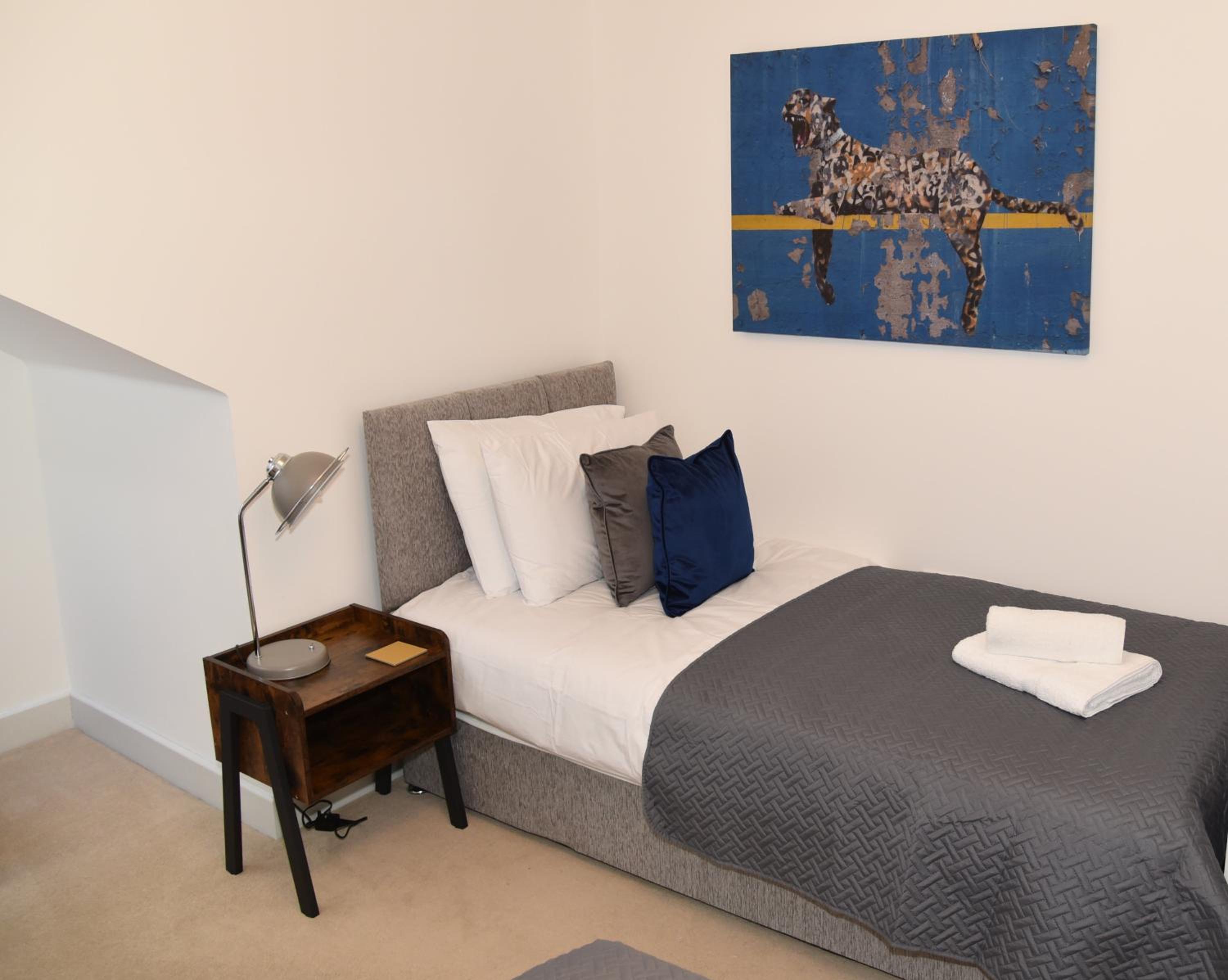 FANTASTIC 2 Dbl Bedroom Apt. FREE off-road parking view 5