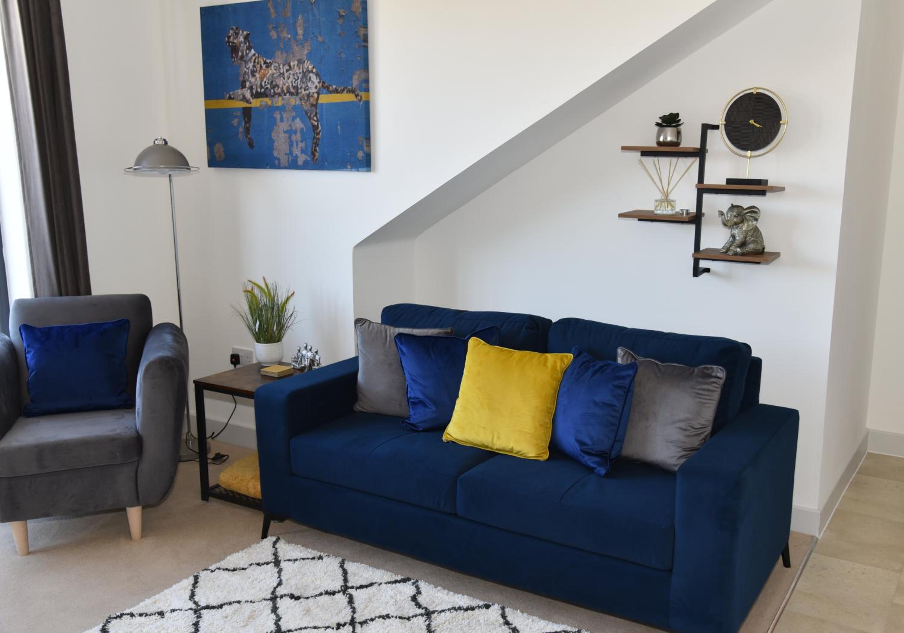 FANTASTIC 2 Dbl Bedroom Apt. FREE off-road parking view 4