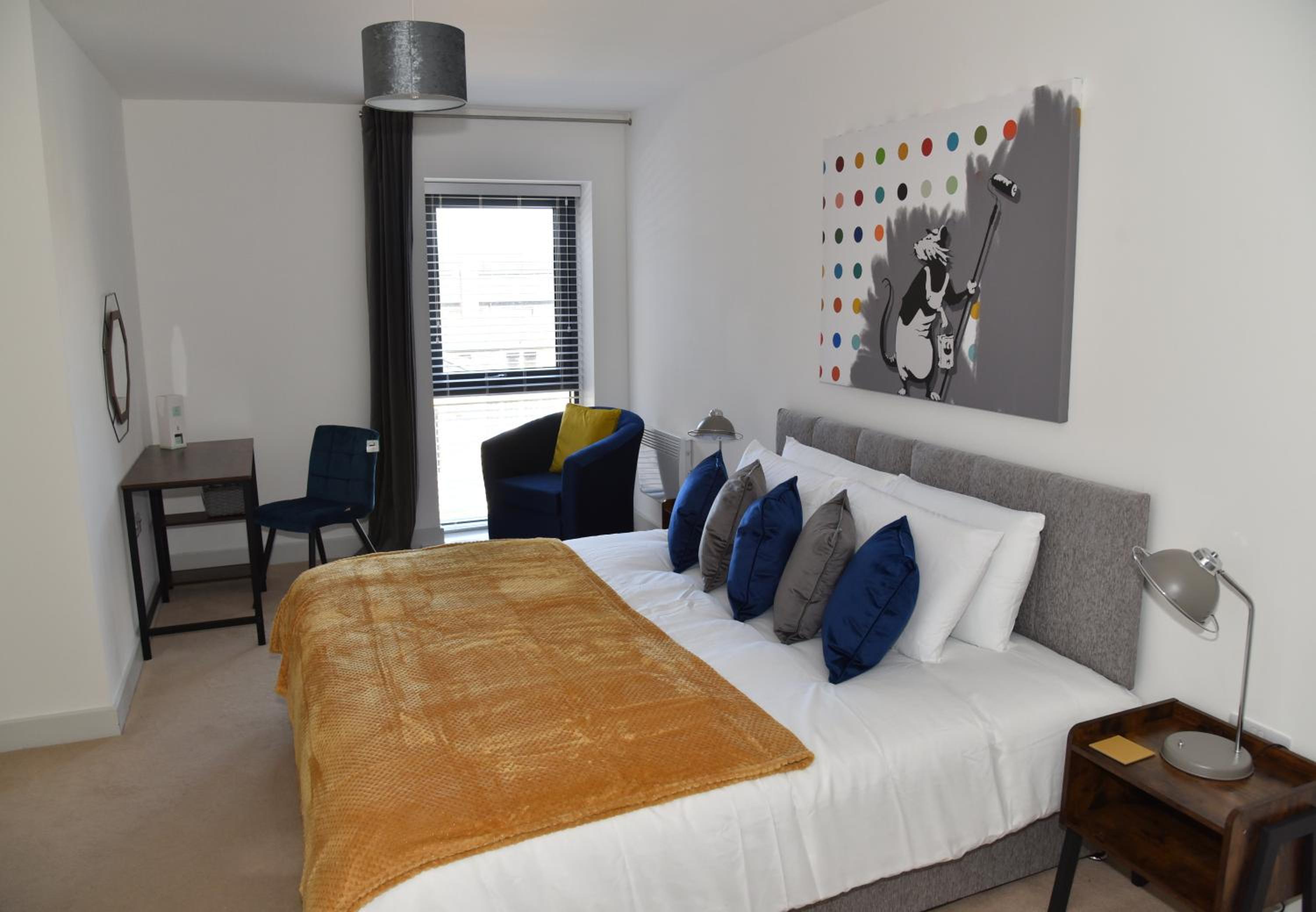 FANTASTIC 2 Dbl Bedroom Apt. FREE off-road parking view 3