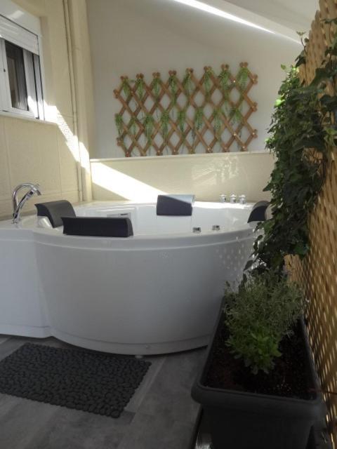 Jenny's Dream Home -Acropolis Lux 2 Bedroom Apt, with Hot Tub, free Netflix, fast Wifi