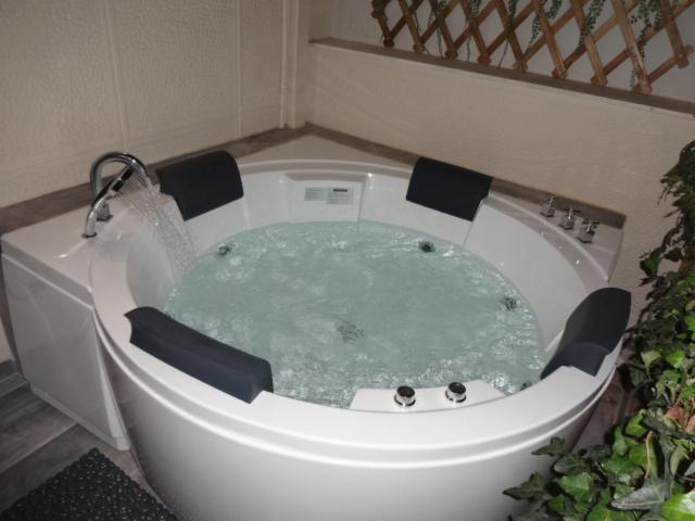 Jenny's Dream Home -Acropolis Lux 2 Bedroom Apt, with Hot Tub, free Netflix, fast Wifi