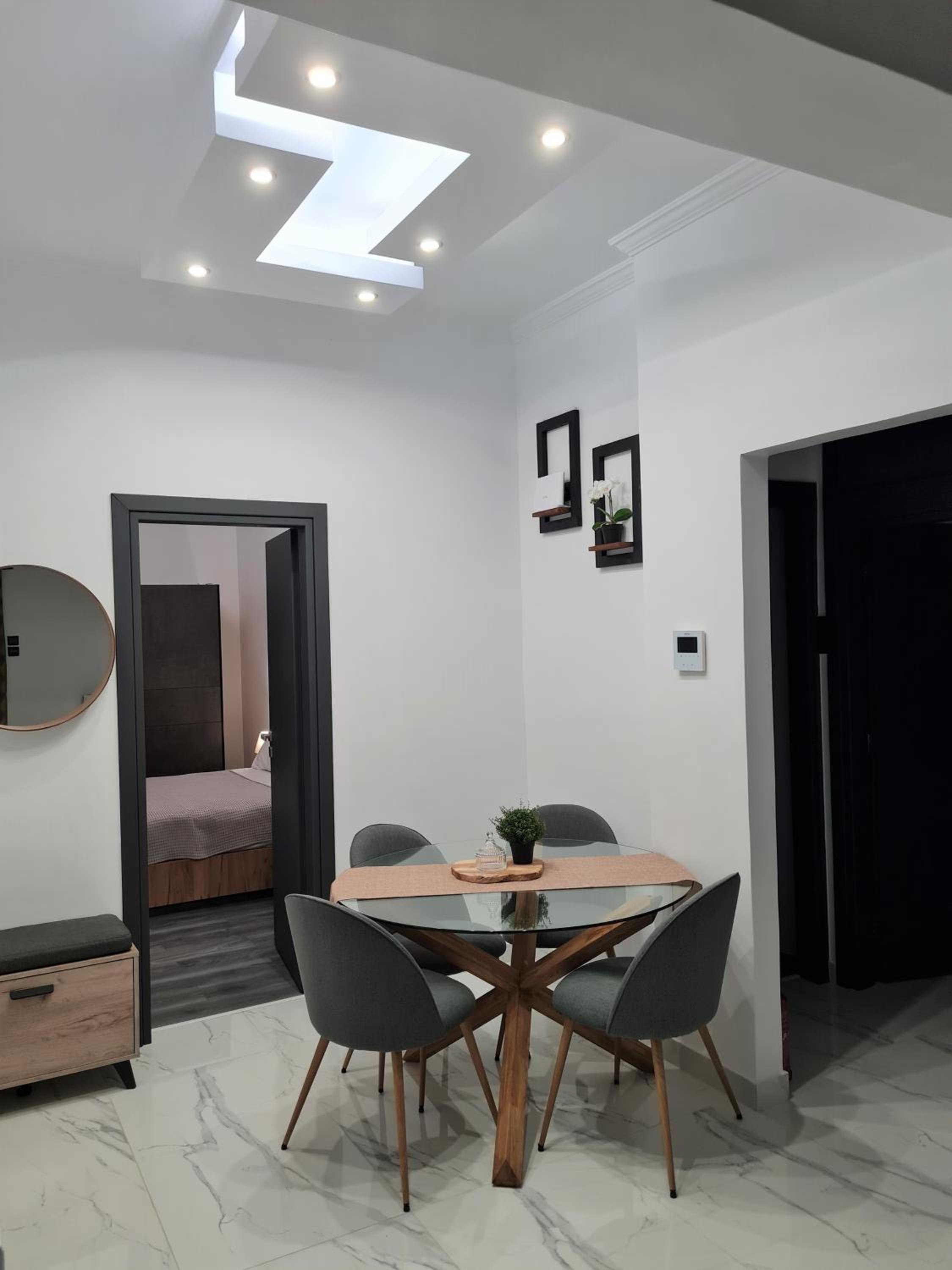 Jenny's Dream Home -Acropolis Lux 2 Bedroom Apt, with Hot Tub, free Netflix, fast Wifi