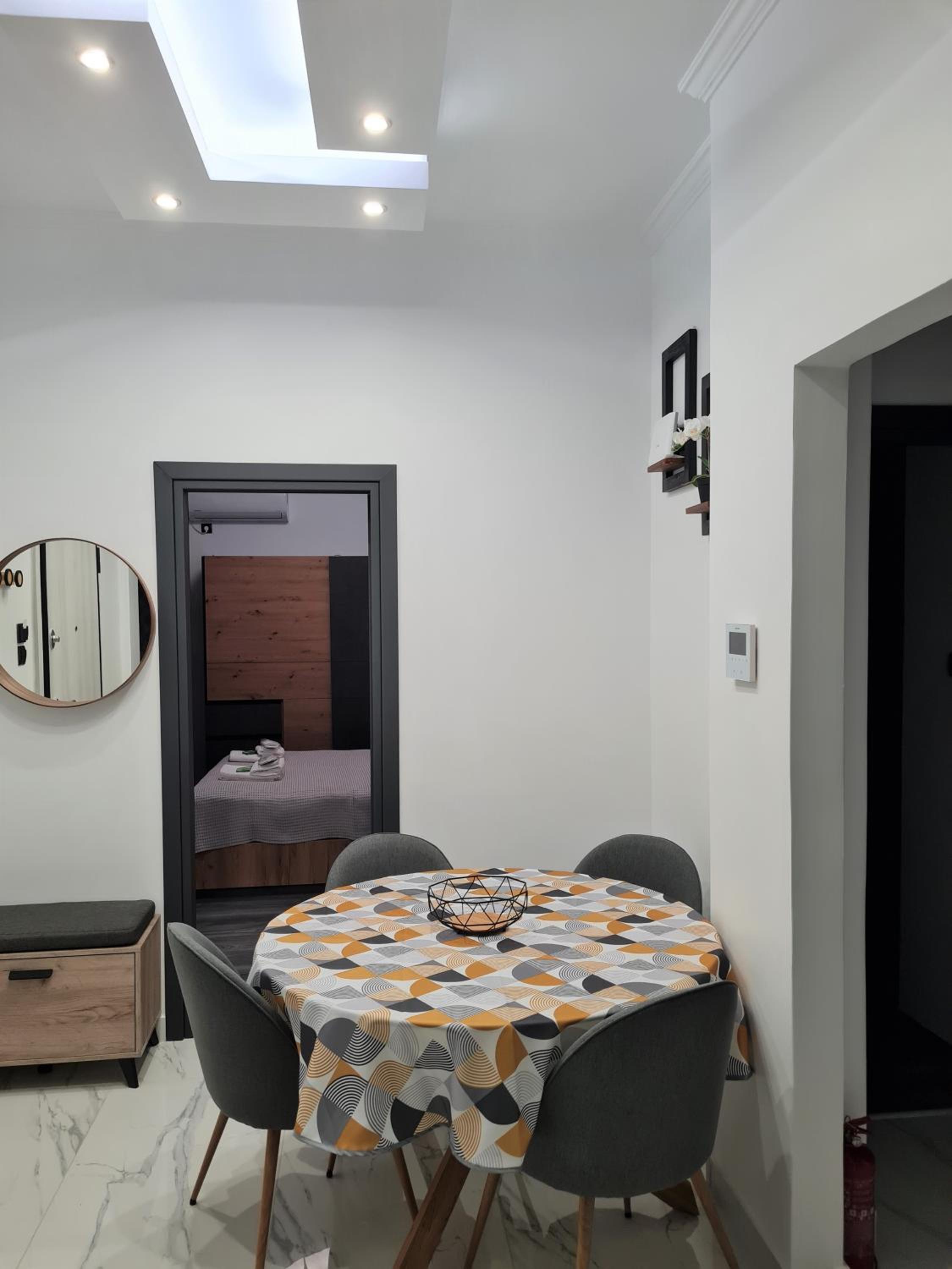 Jenny's Dream Home -Acropolis Lux 2 Bedroom Apt, with Hot Tub, free Netflix, fast Wifi