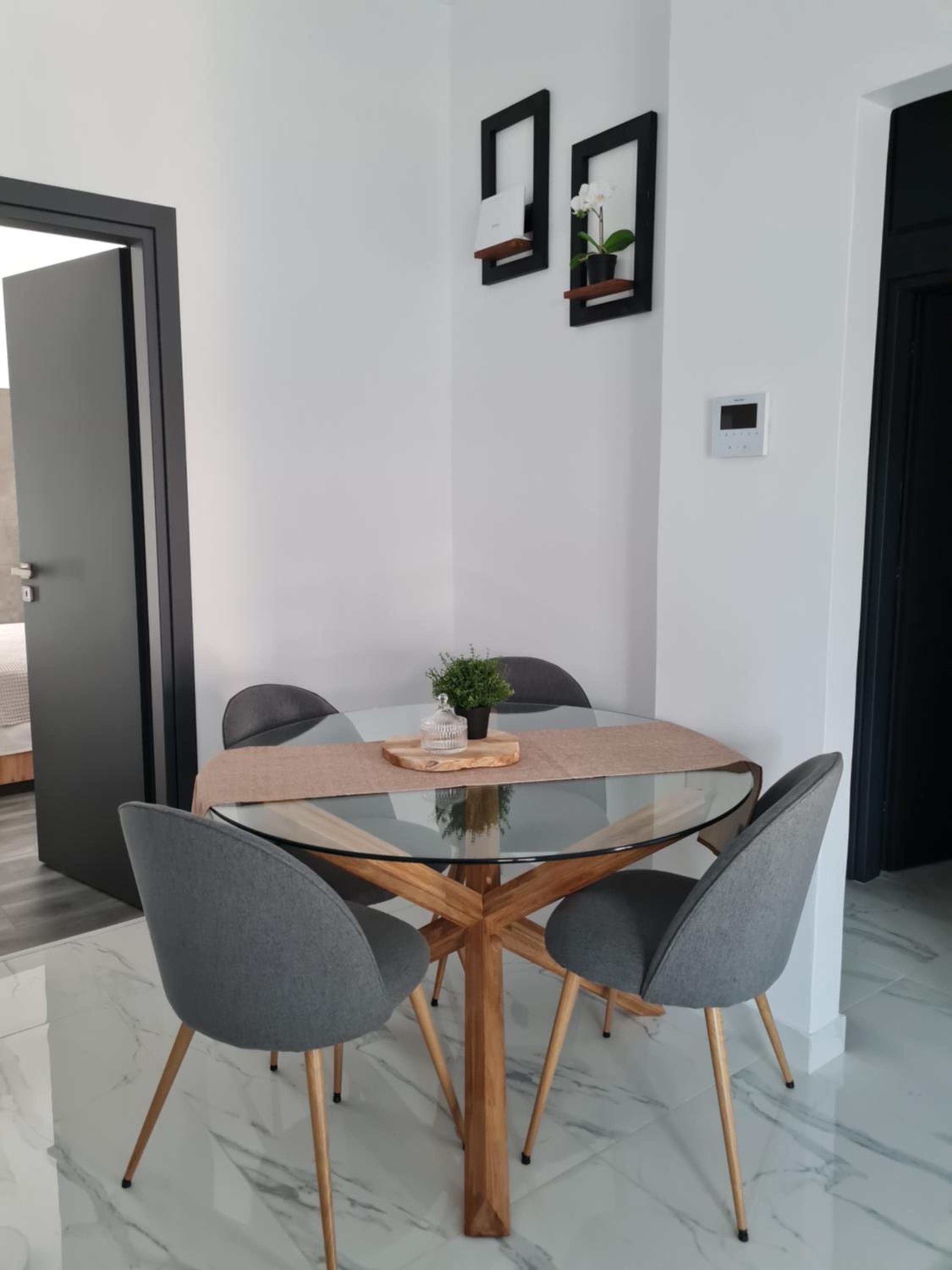 Jenny's Dream Home -Acropolis Lux 2 Bedroom Apt, with Hot Tub, free Netflix, fast Wifi