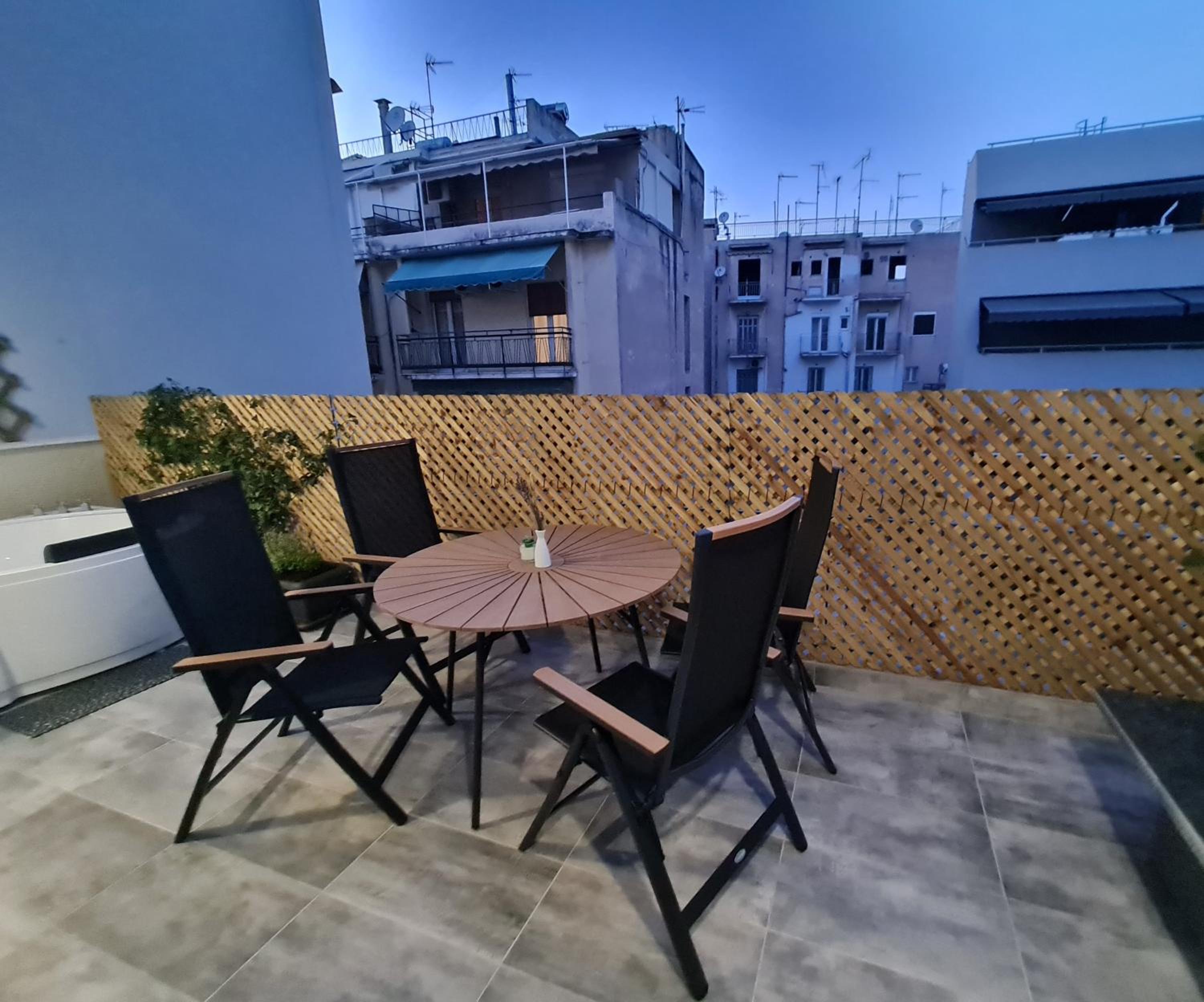 Jenny's Dream Home -Acropolis Lux 2 Bedroom Apt, with Hot Tub, free Netflix, fast Wifi