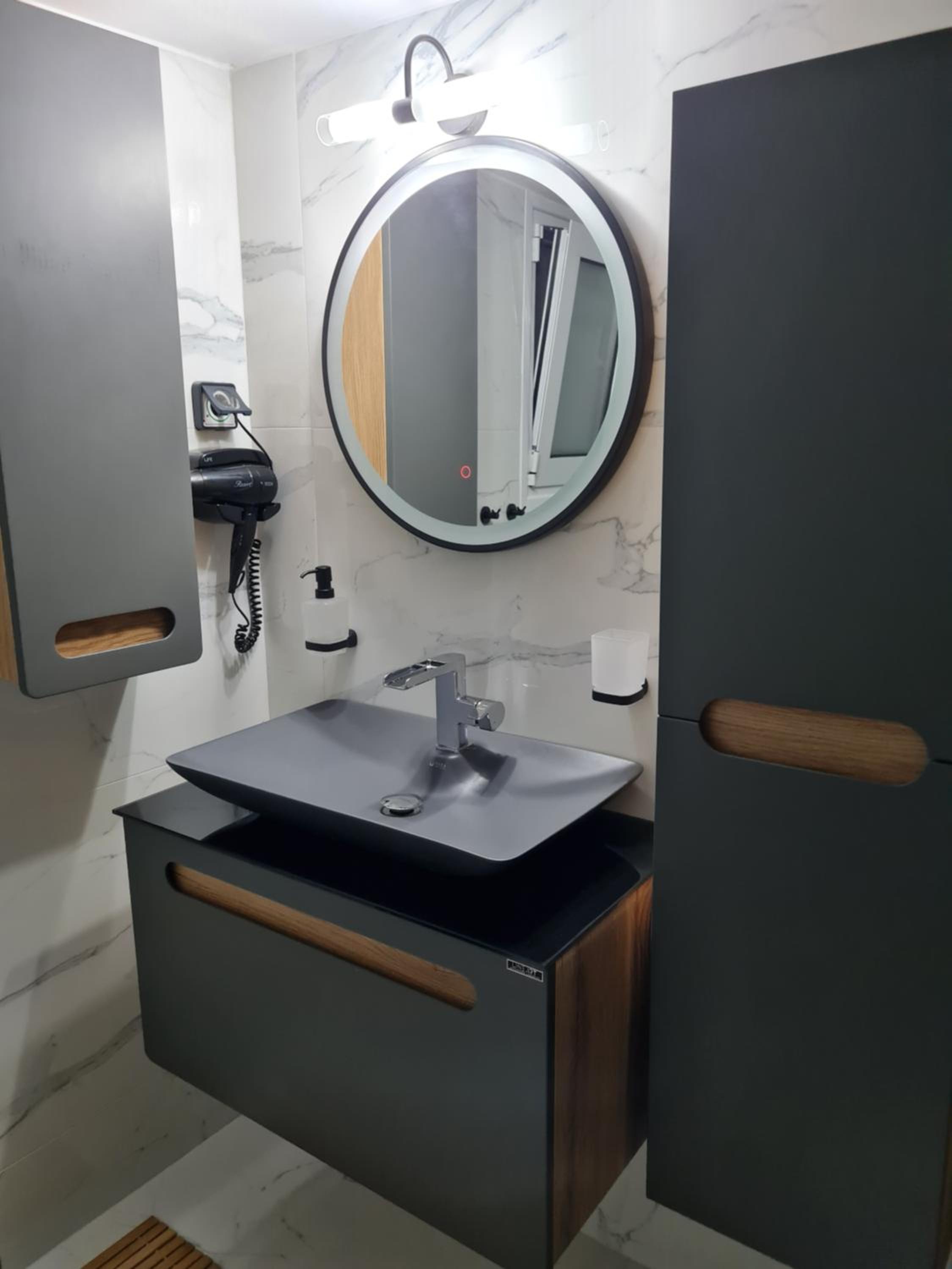 Jenny's Dream Home -Acropolis Lux 2 Bedroom Apt, with Hot Tub, free Netflix, fast Wifi