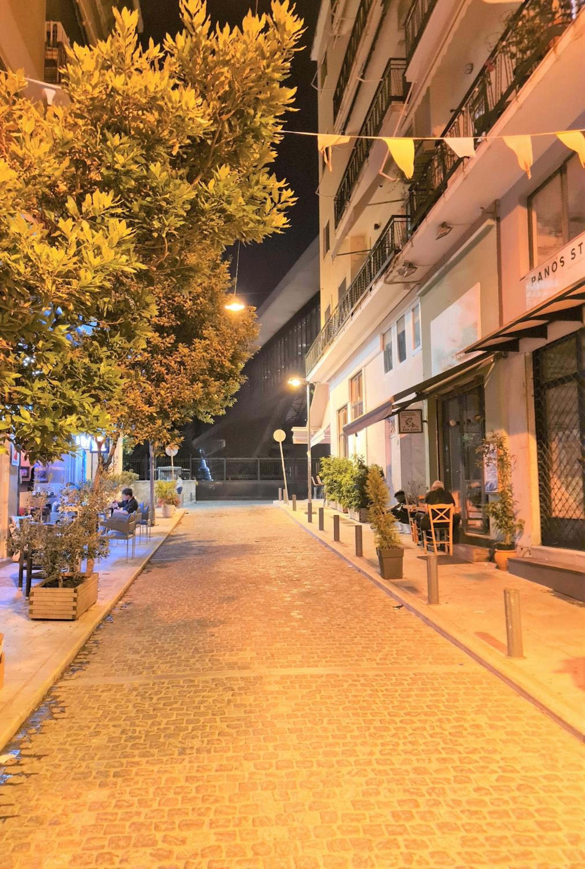 Jenny's Dream Home -Acropolis Lux 2 Bedroom Apt, with Hot Tub, free Netflix, fast Wifi