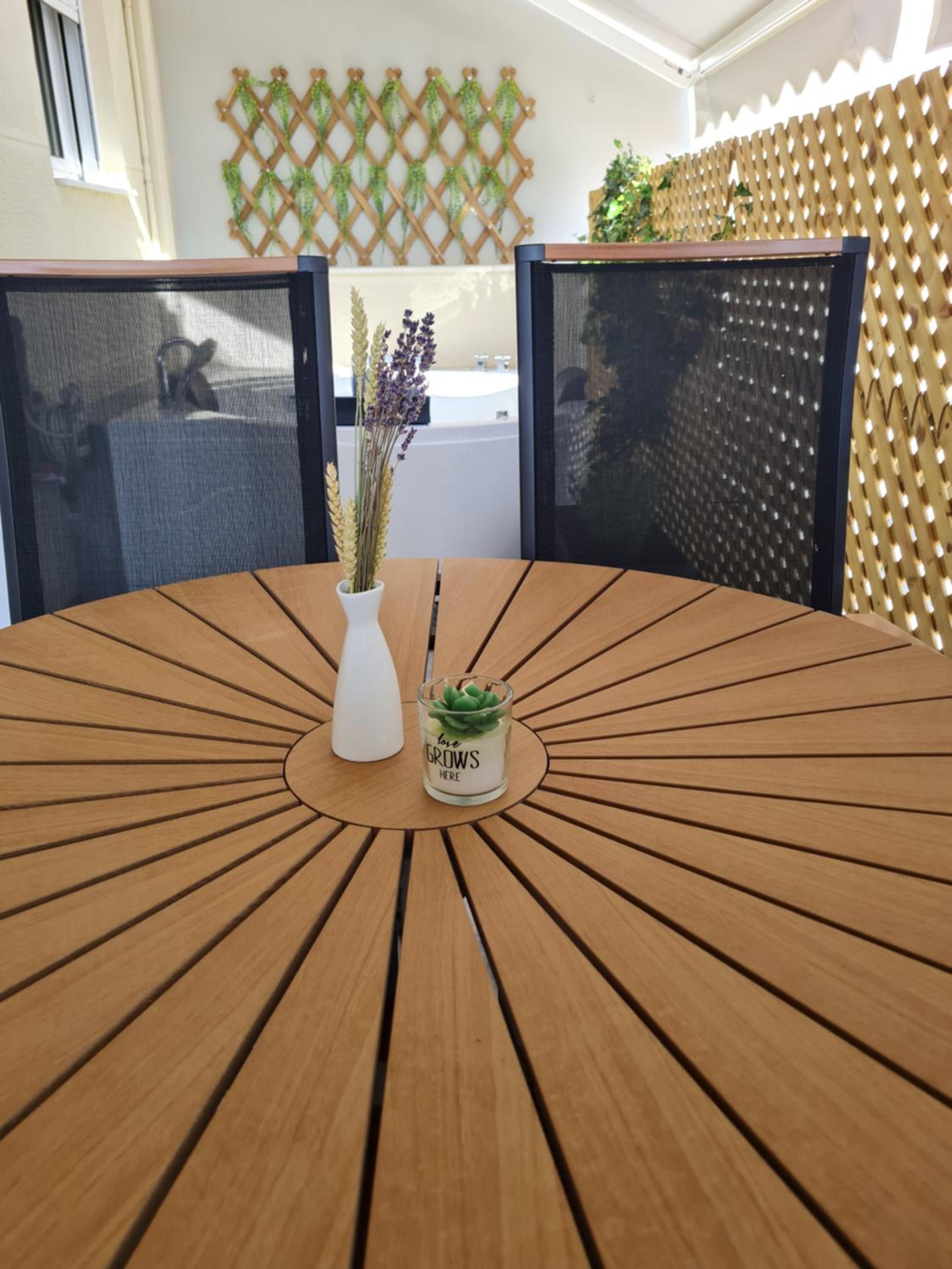 Jenny's Dream Home -Acropolis Lux 2 Bedroom Apt, with Hot Tub, free Netflix, fast Wifi