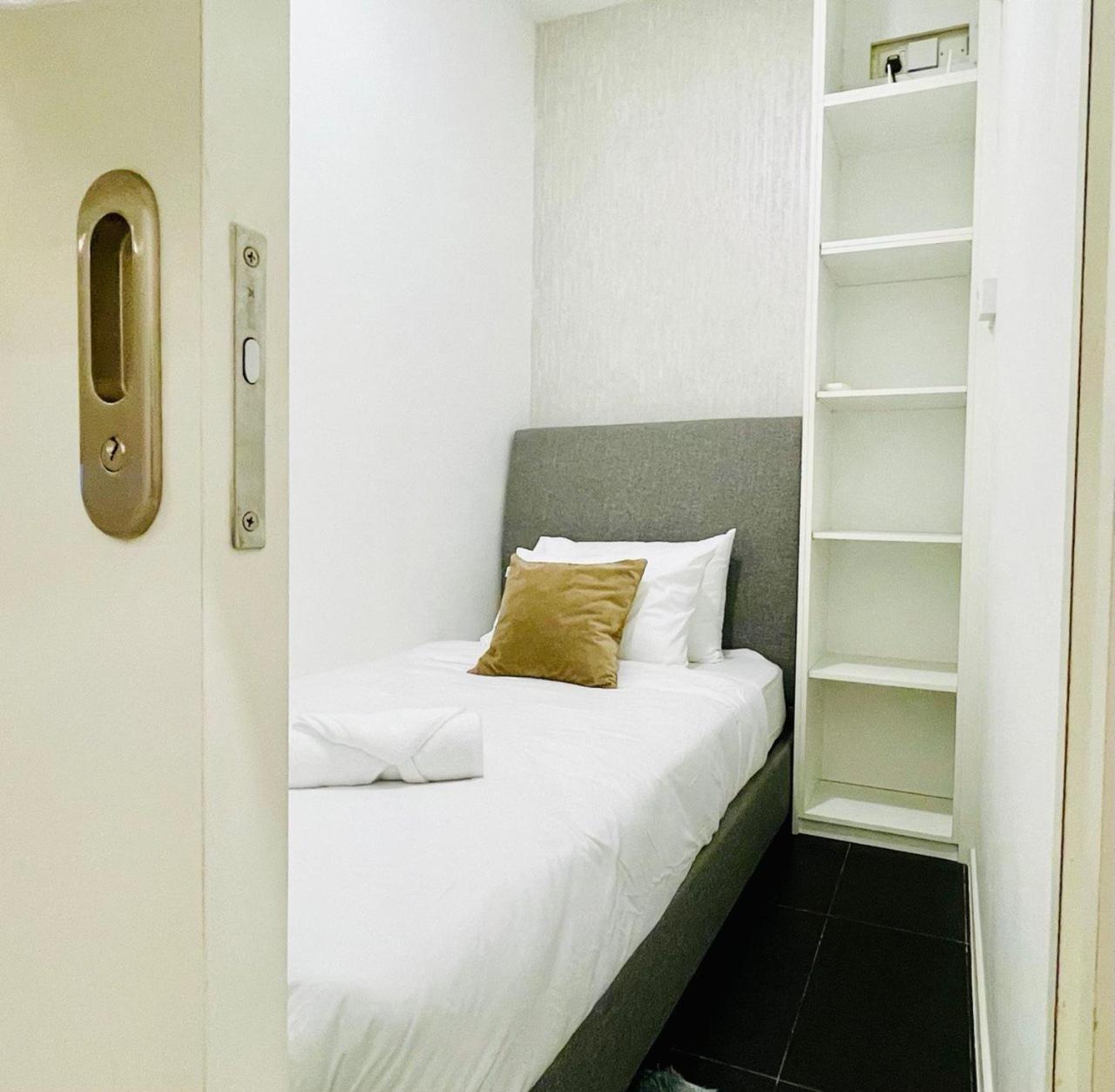 Arcoris Mont Kiara 1 to 5 pax Designer Netflix Chill Balcony photo 7