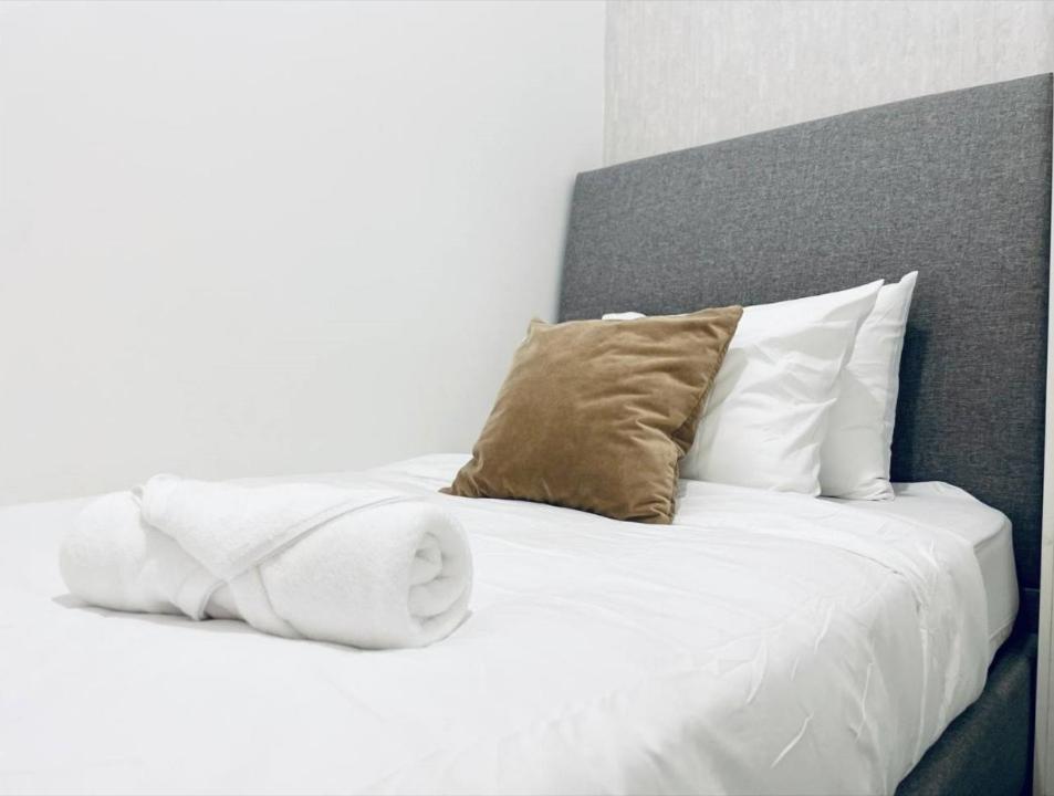 Arcoris Mont Kiara 1 to 5 pax Designer Netflix Chill Balcony photo 4
