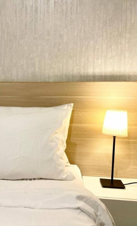 Arcoris Mont Kiara 1 to 5 pax Designer Netflix Chill Balcony photo 2