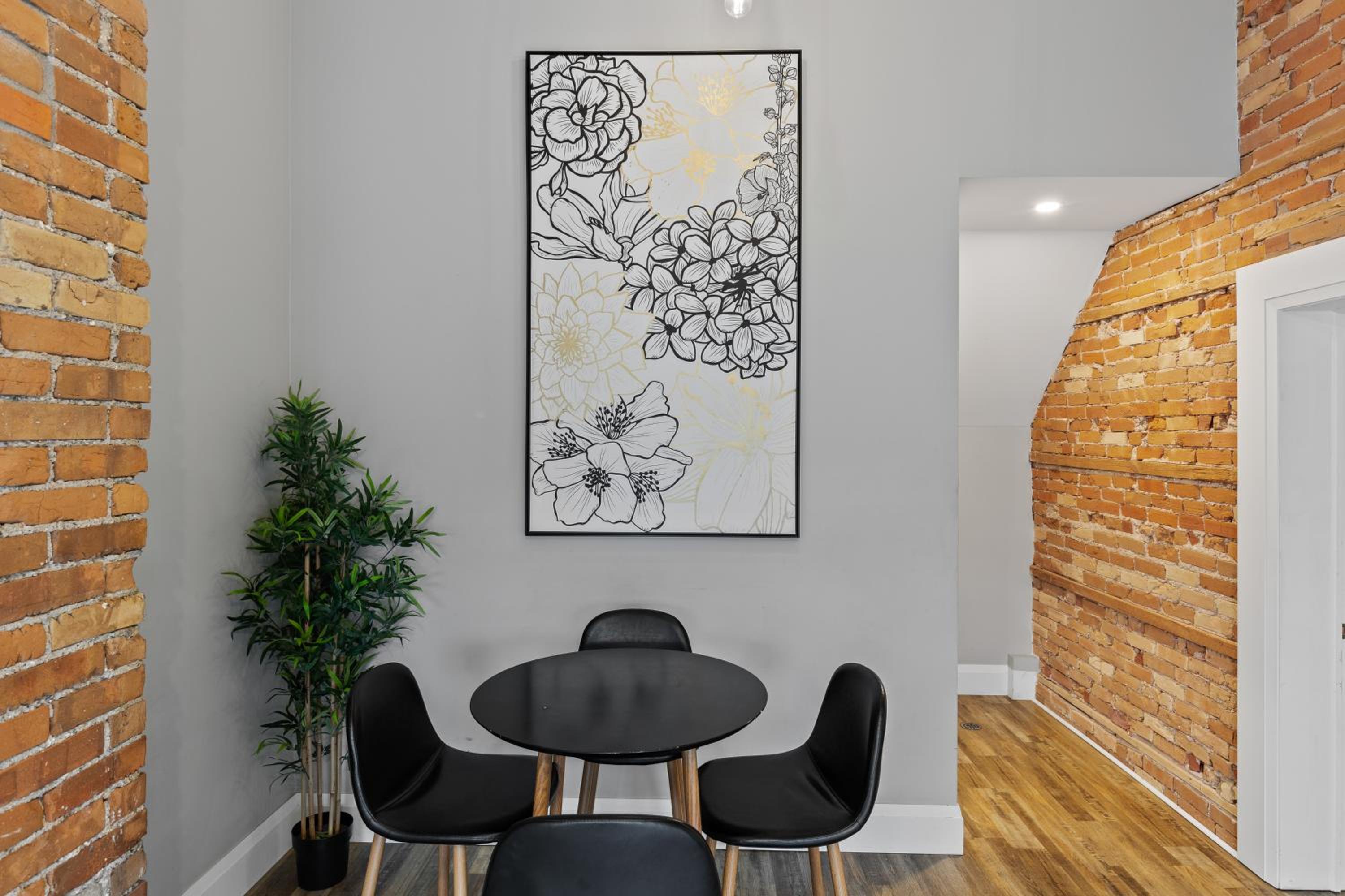 Kitchener Vacations - ENTIRE 1 BEDROOM APARTMENT ACROSS FROM GOOGLE - br5 - Property Image 3