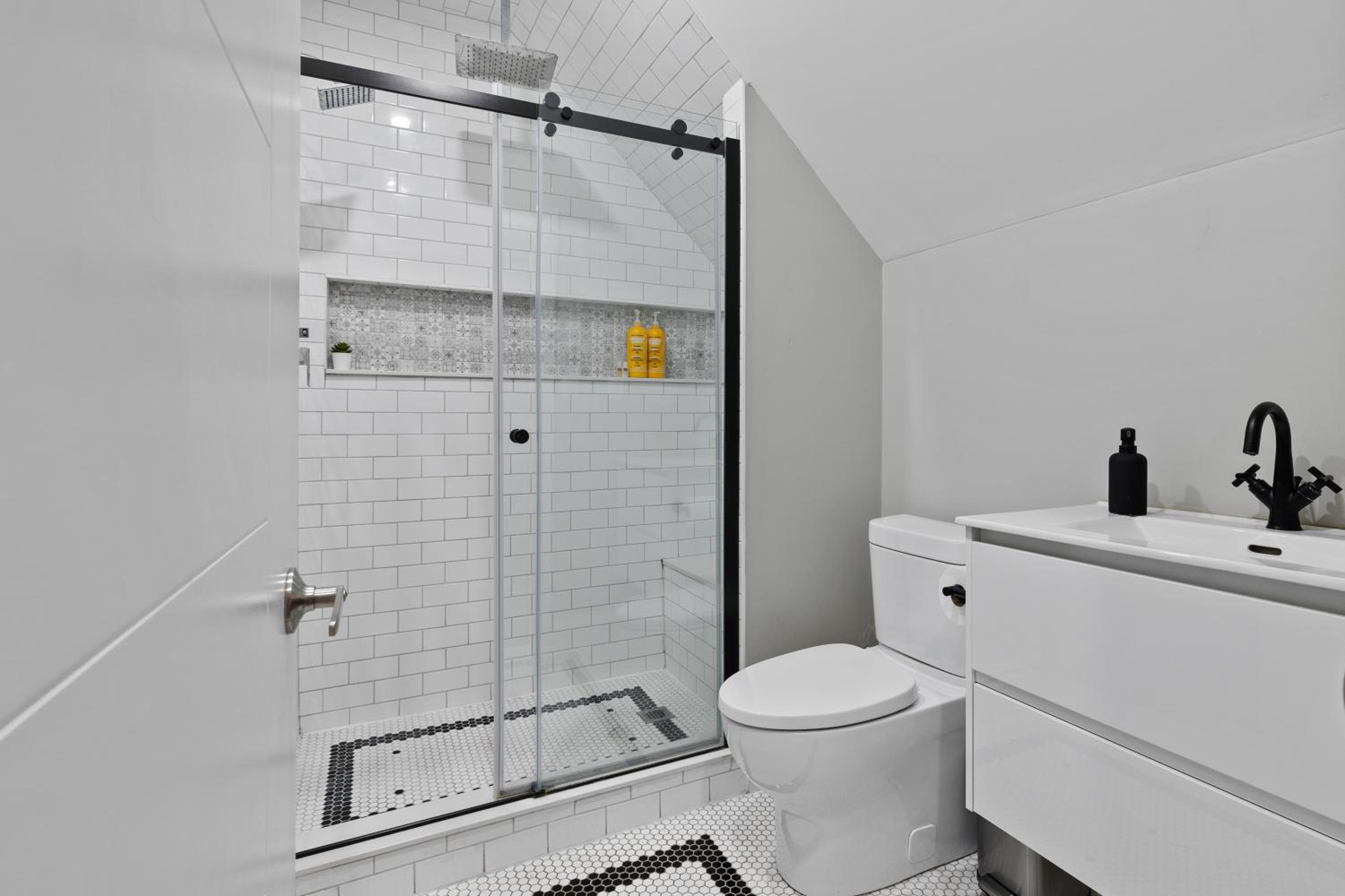 Kitchener Vacations - ENTIRE 1 BEDROOM APARTMENT ACROSS FROM GOOGLE - br5 - Property Image 11