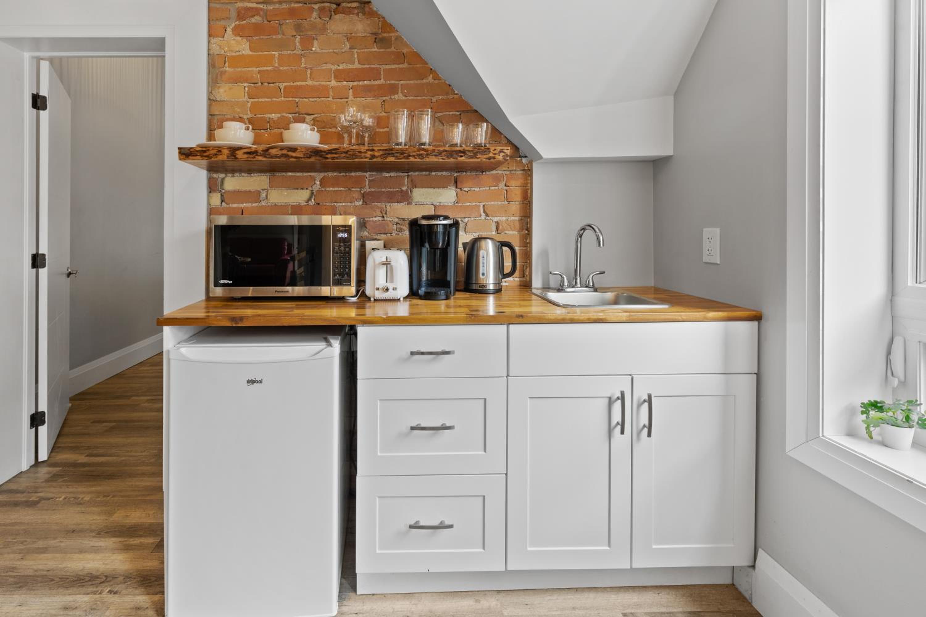 Kitchener Vacations - ENTIRE 1 BEDROOM APARTMENT ACROSS FROM GOOGLE - br5 - Property Image 10