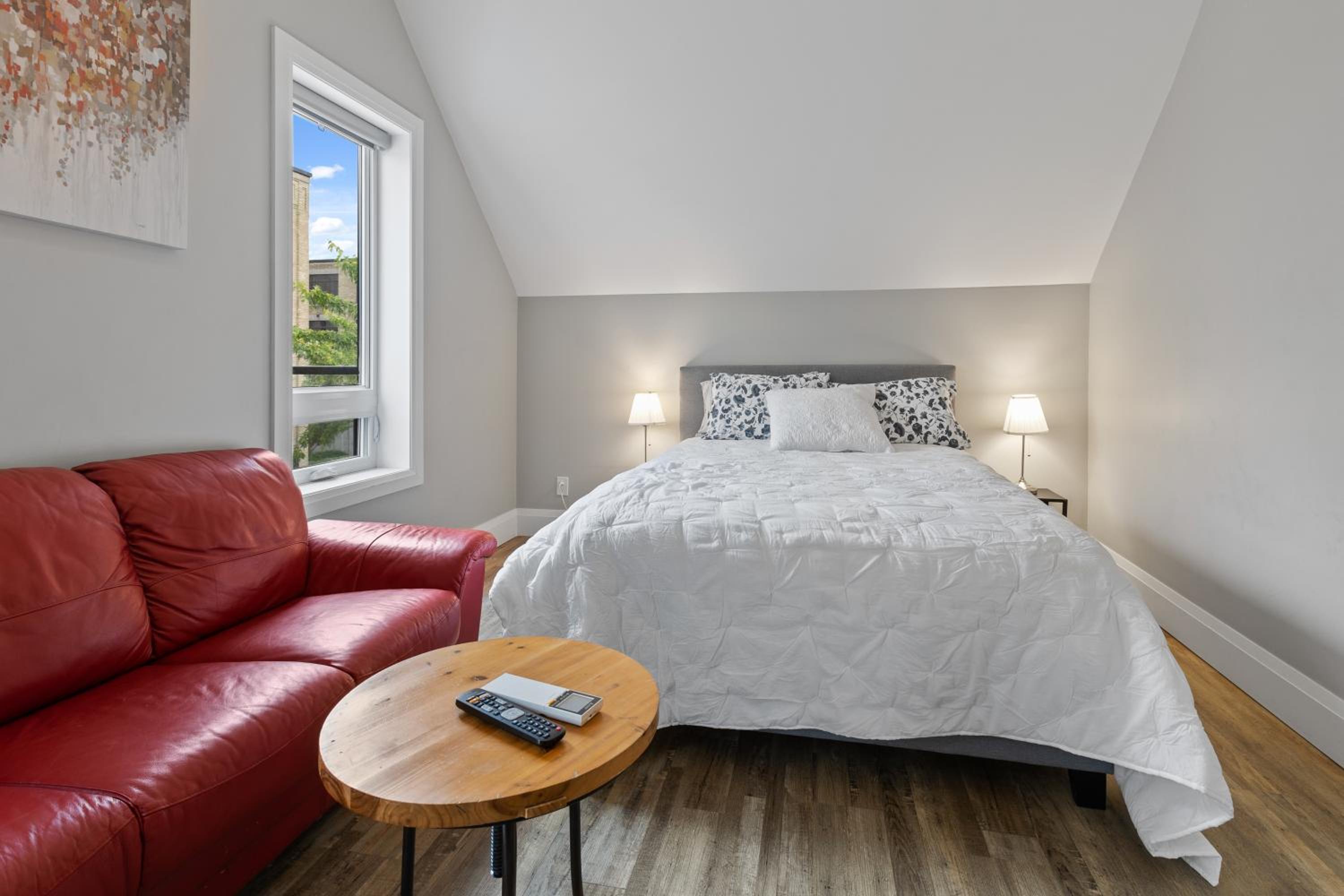 Kitchener Vacations - ENTIRE 1 BEDROOM APARTMENT ACROSS FROM GOOGLE - br5 - Property Image 13