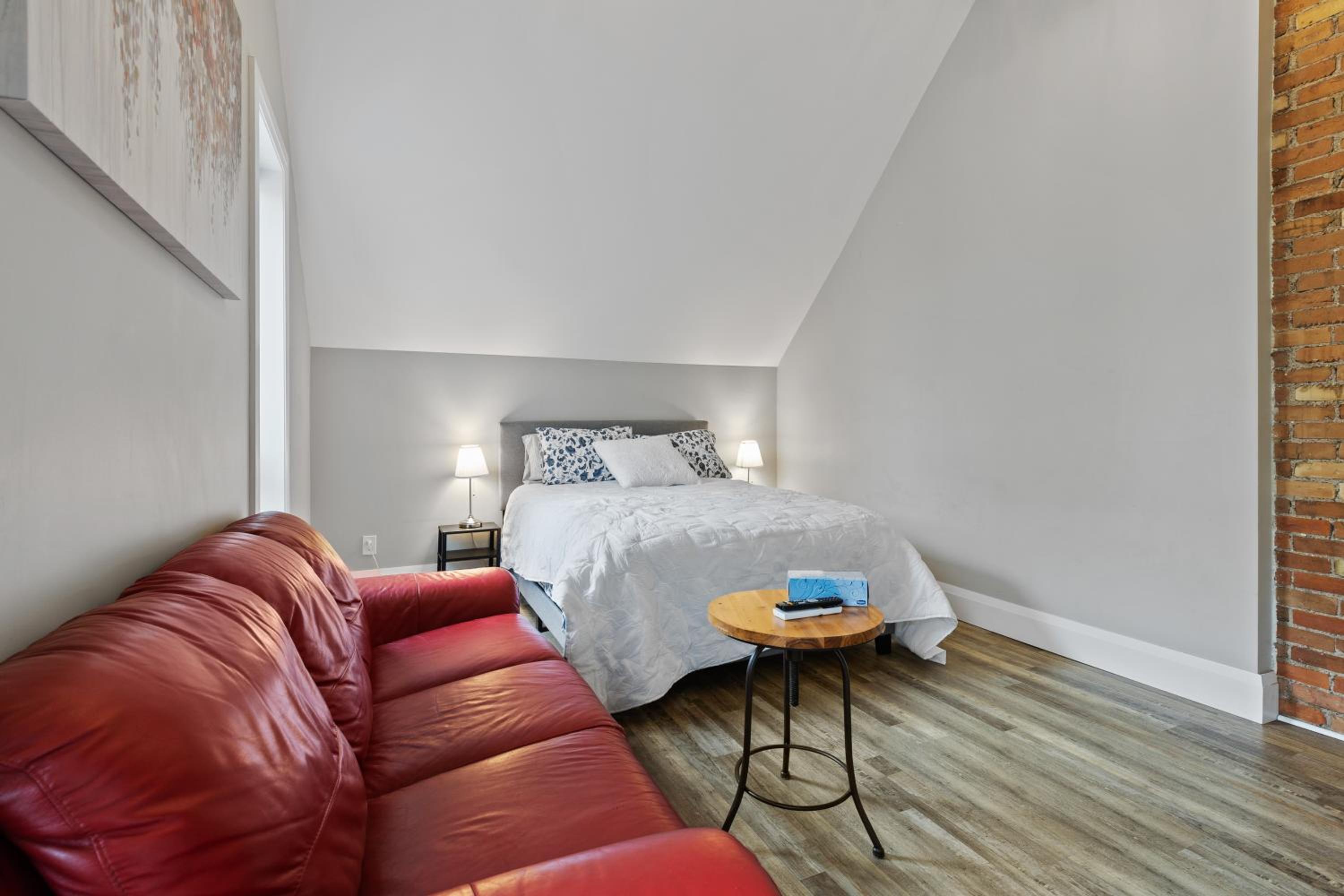 Kitchener Vacations - ENTIRE 1 BEDROOM APARTMENT ACROSS FROM GOOGLE - br5 - Property Image 12