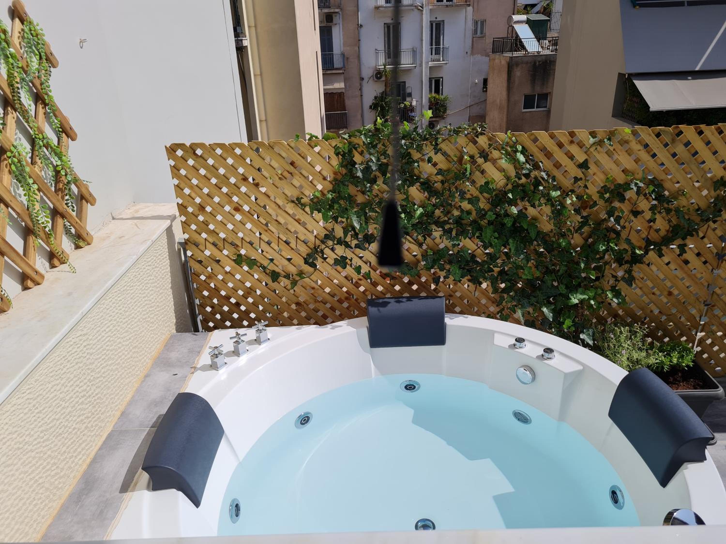 Jenny's Dream Home -Acropolis Lux 2 Bedroom Apt, with Hot Tub, free Netflix, fast Wifi