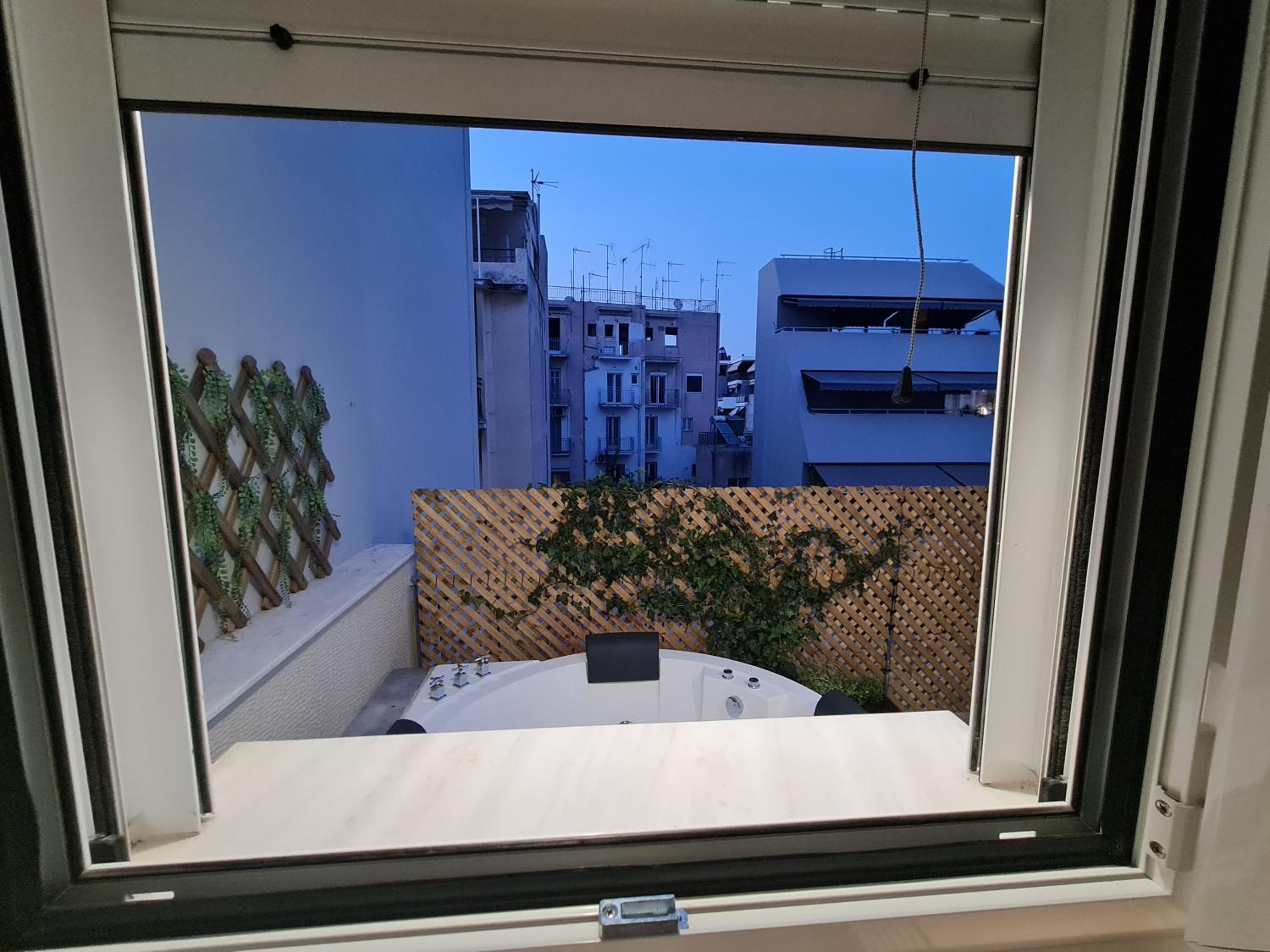 Jenny's Dream Home -Acropolis Lux 2 Bedroom Apt, with Hot Tub, free Netflix, fast Wifi