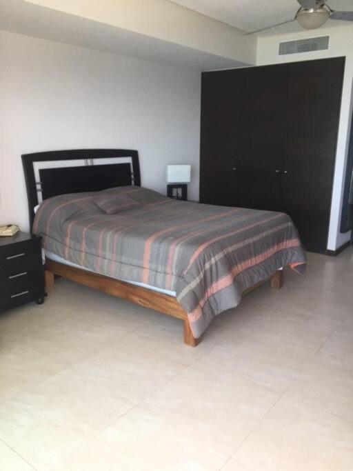 Beautiful 3 bedroom, fully furnished, on the beach view 4