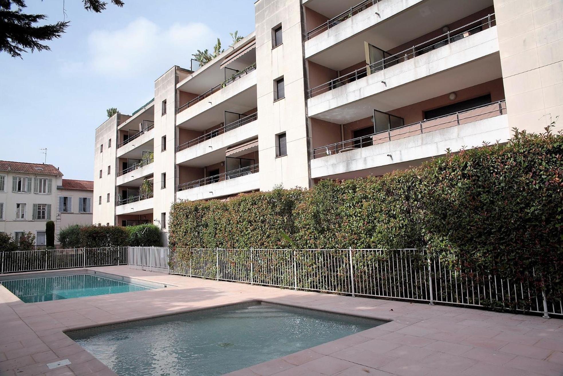 T2 proche de la gare, à 10 minutes à pieds de la Croisette, piscine & parking dans résidence de haut standing photo 2