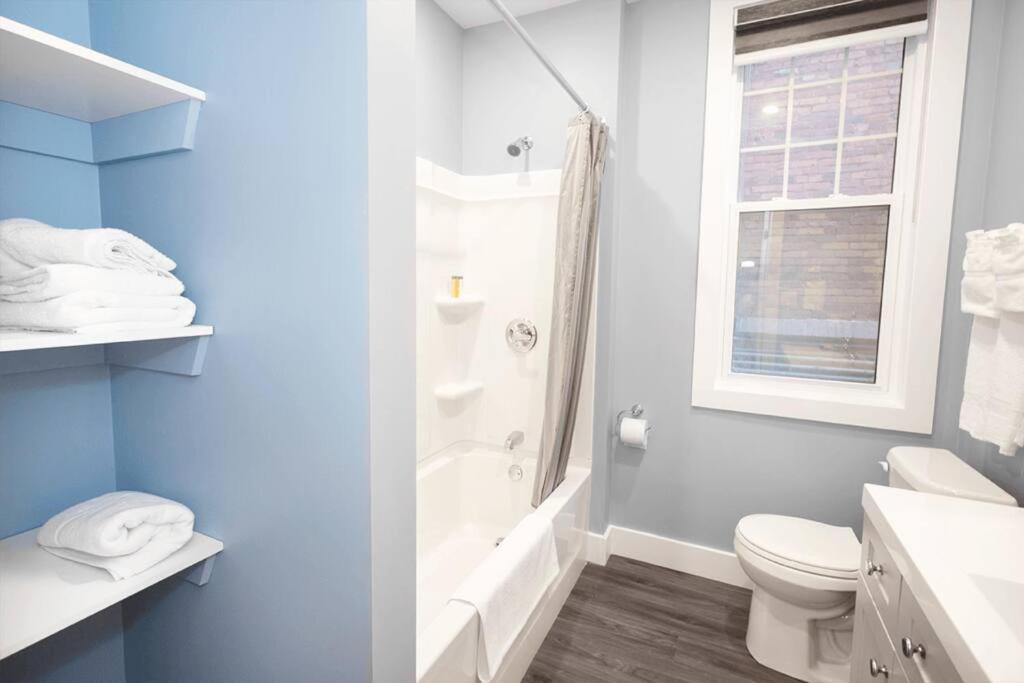 Unique 3BR & 2bath quadplex Free parking& laundry view 4
