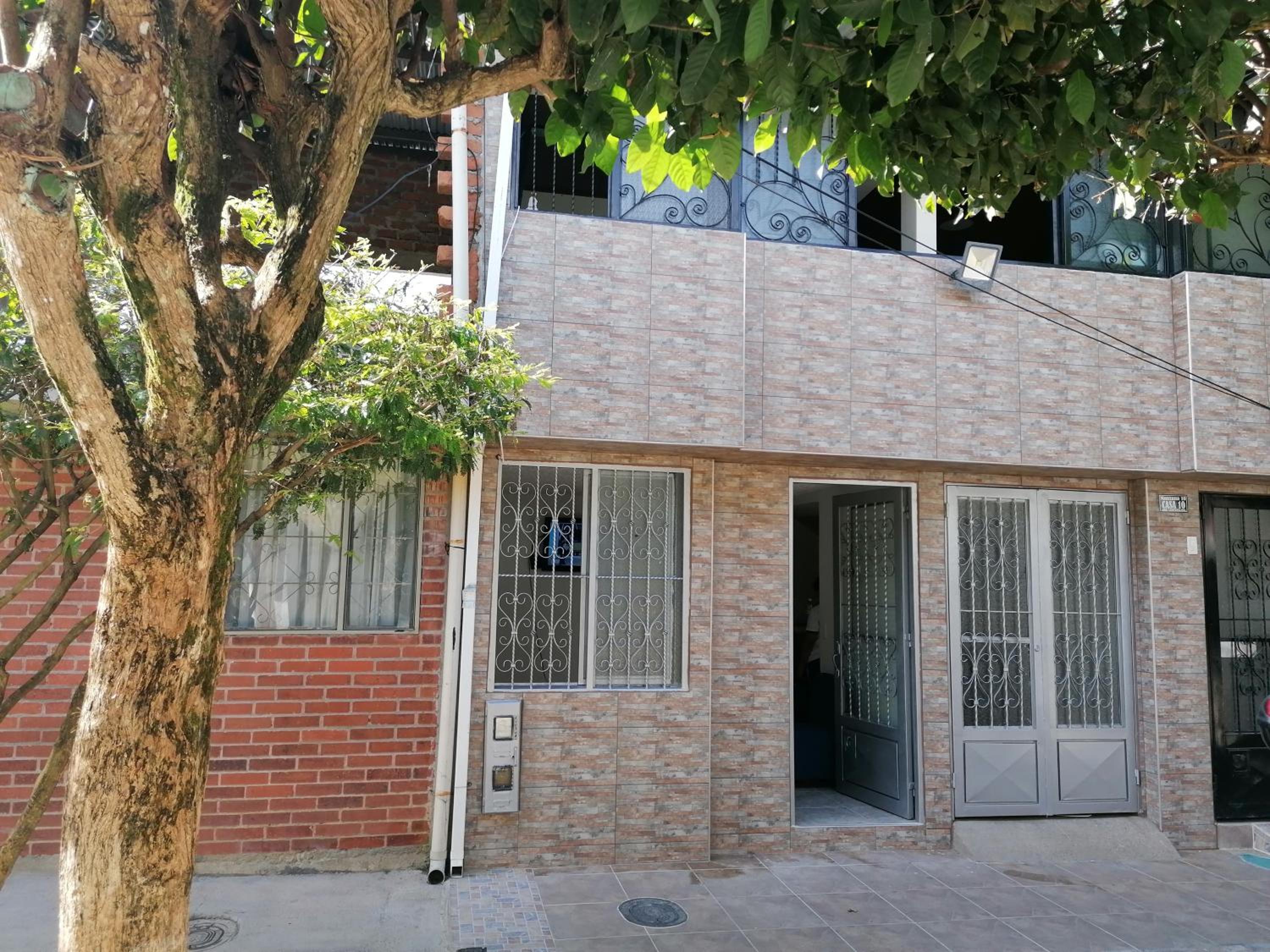 Hotel Bienvenido a tu segundo hogar a dos cuadras del centro recreaciónal lagos club comfatolima - Image 1