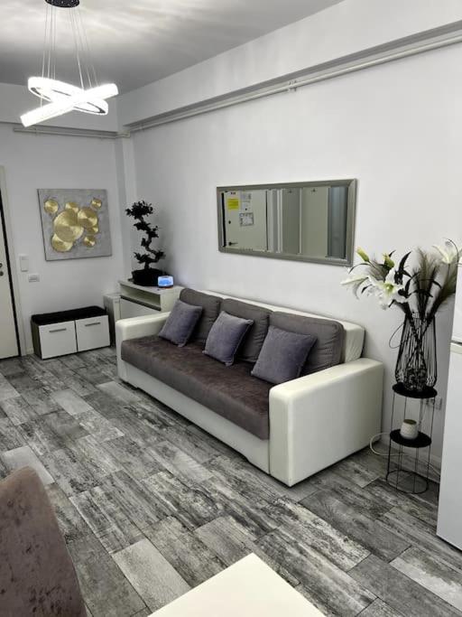 Romeo's Beachfront Apartment by LOFT, Hotel OPERA and White Tower view 4