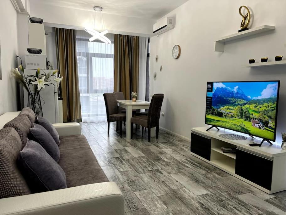 Romeo's Beachfront Apartment by LOFT, Hotel OPERA and White Tower view 5
