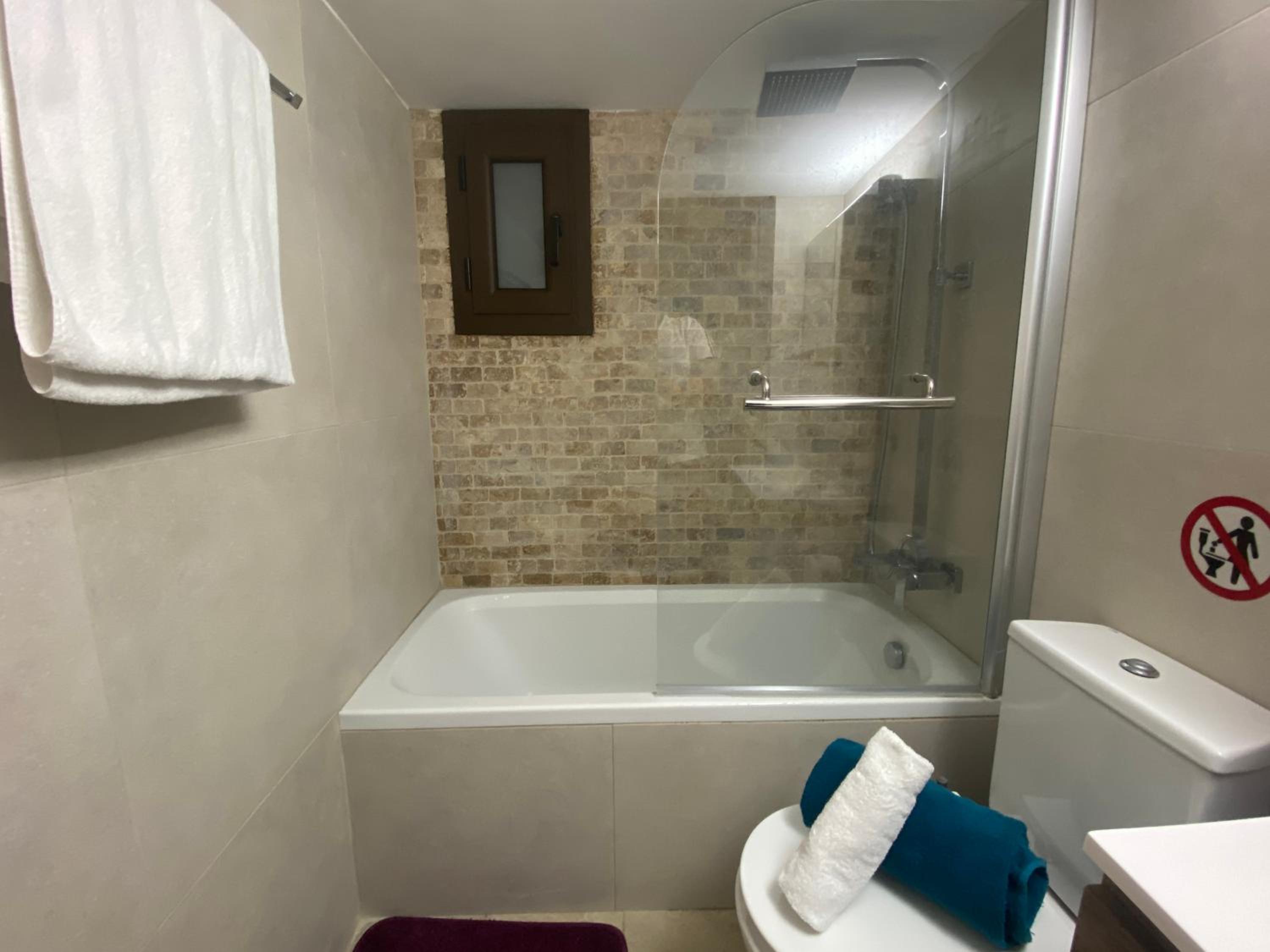 Philip Spacious Apartment